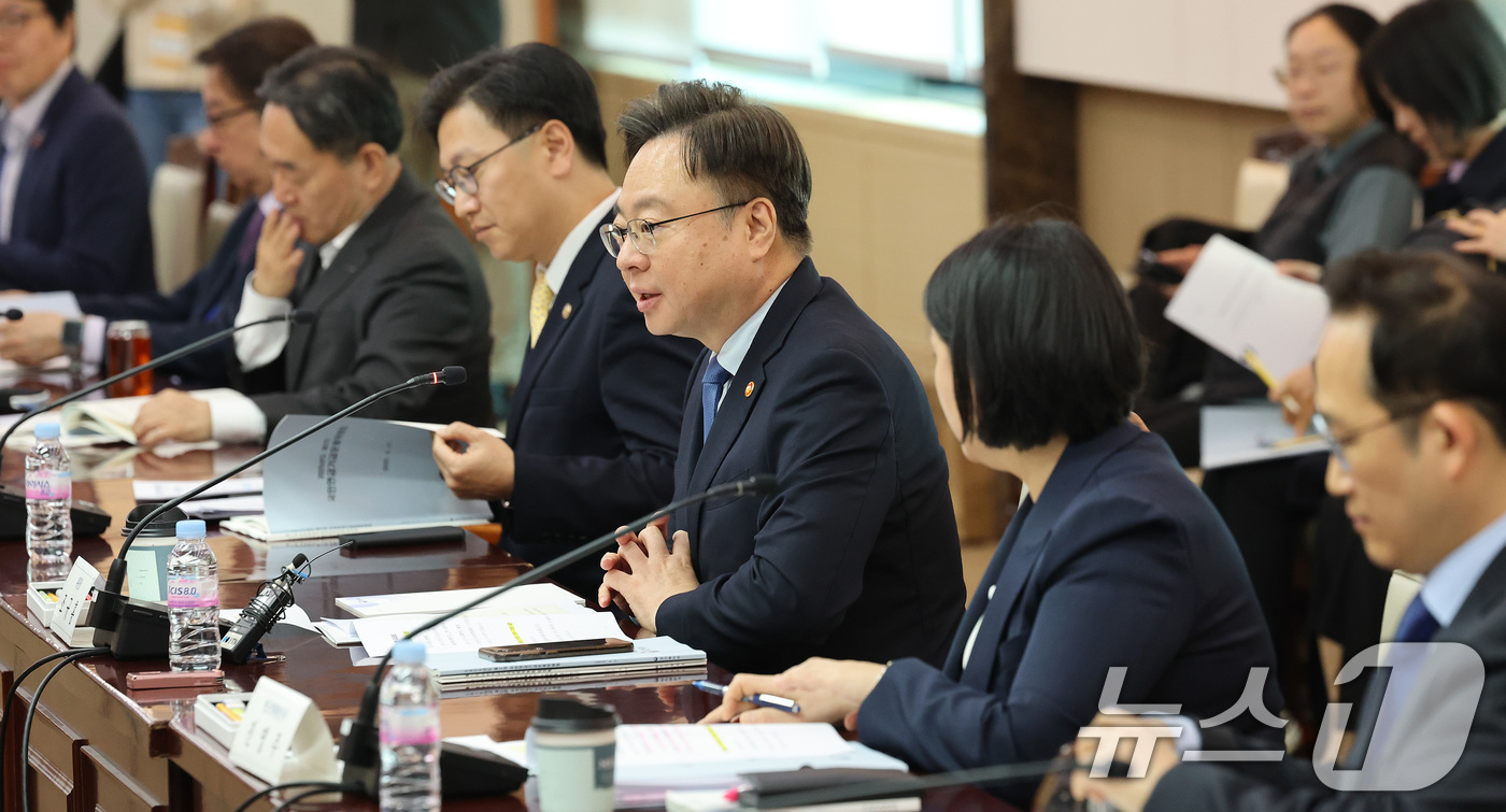 (서울=뉴스1) 임세영 기자 = 조규홍 보건복지부 장관이 17일 서울 종로구 정부서울청사에서 열린 2025년도 제2차 국민연금기금운용위원회 회의에서 발언을 하고 있다. 2025.4 …