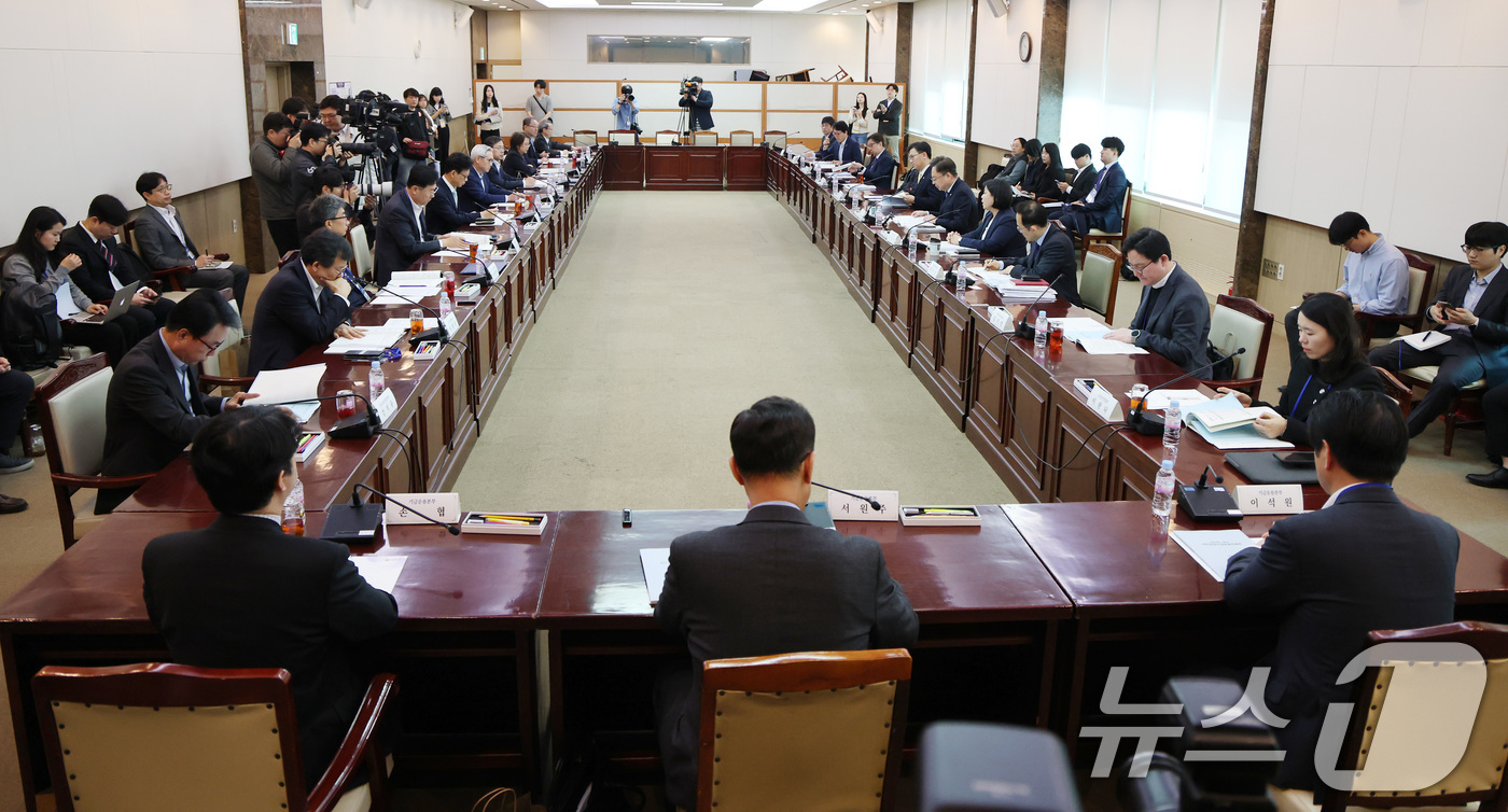 (서울=뉴스1) 임세영 기자 = 조규홍 보건복지부 장관이 17일 서울 종로구 정부서울청사에서 열린 2025년도 제2차 국민연금기금운용위원회 회의에서 발언을 하고 있다. 2025.4 …