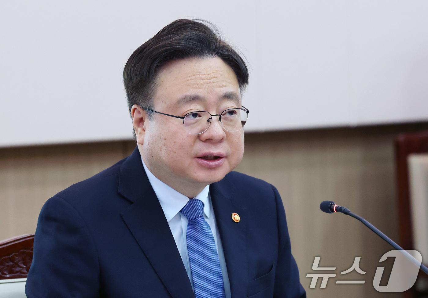 (서울=뉴스1) 임세영 기자 = 조규홍 보건복지부 장관이 17일 서울 종로구 정부서울청사에서 열린 2025년도 제2차 국민연금기금운용위원회 회의에서 발언을 하고 있다. 2025.4 …