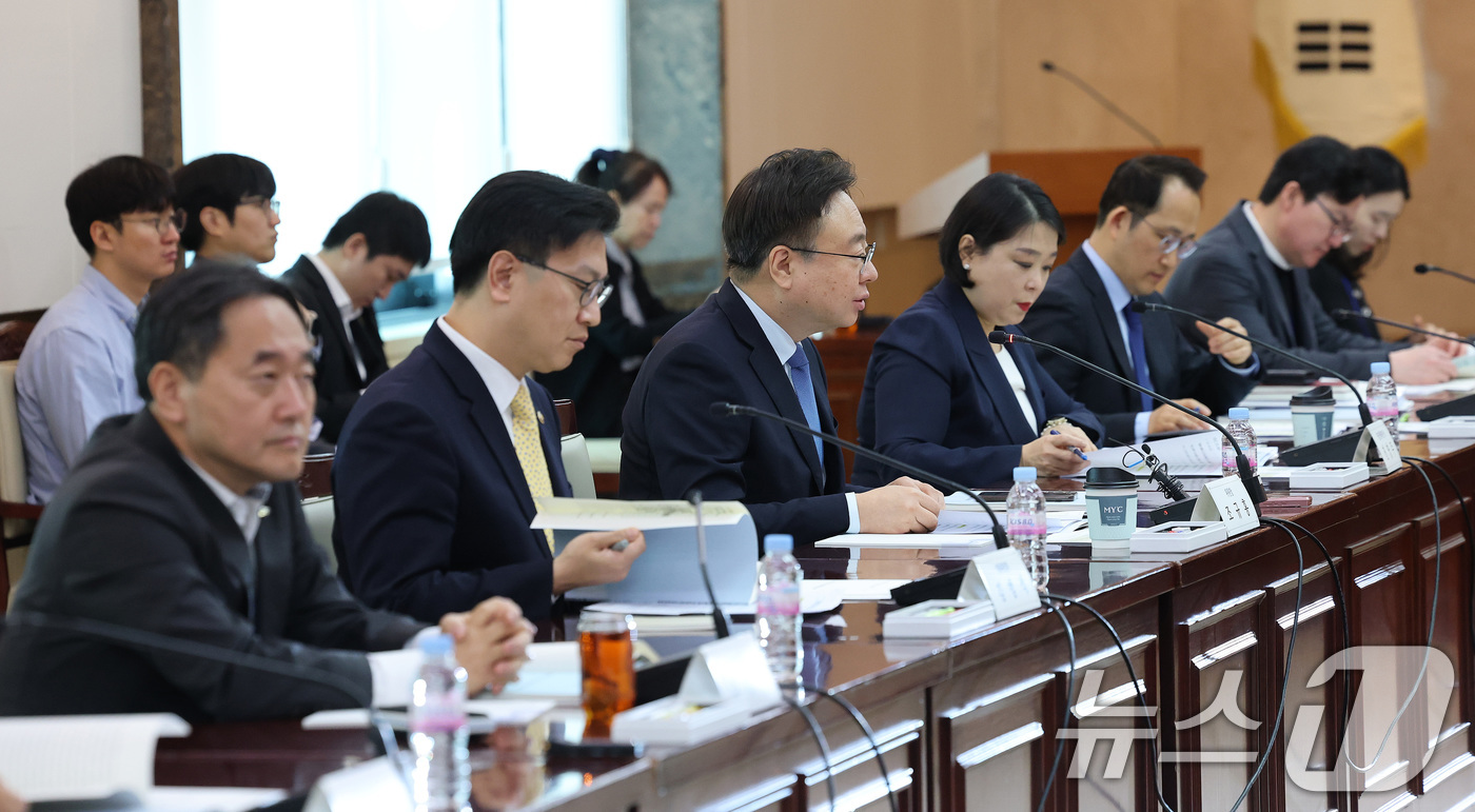 (서울=뉴스1) 임세영 기자 = 조규홍 보건복지부 장관이 17일 서울 종로구 정부서울청사에서 열린 2025년도 제2차 국민연금기금운용위원회 회의에서 발언을 하고 있다. 2025.4 …