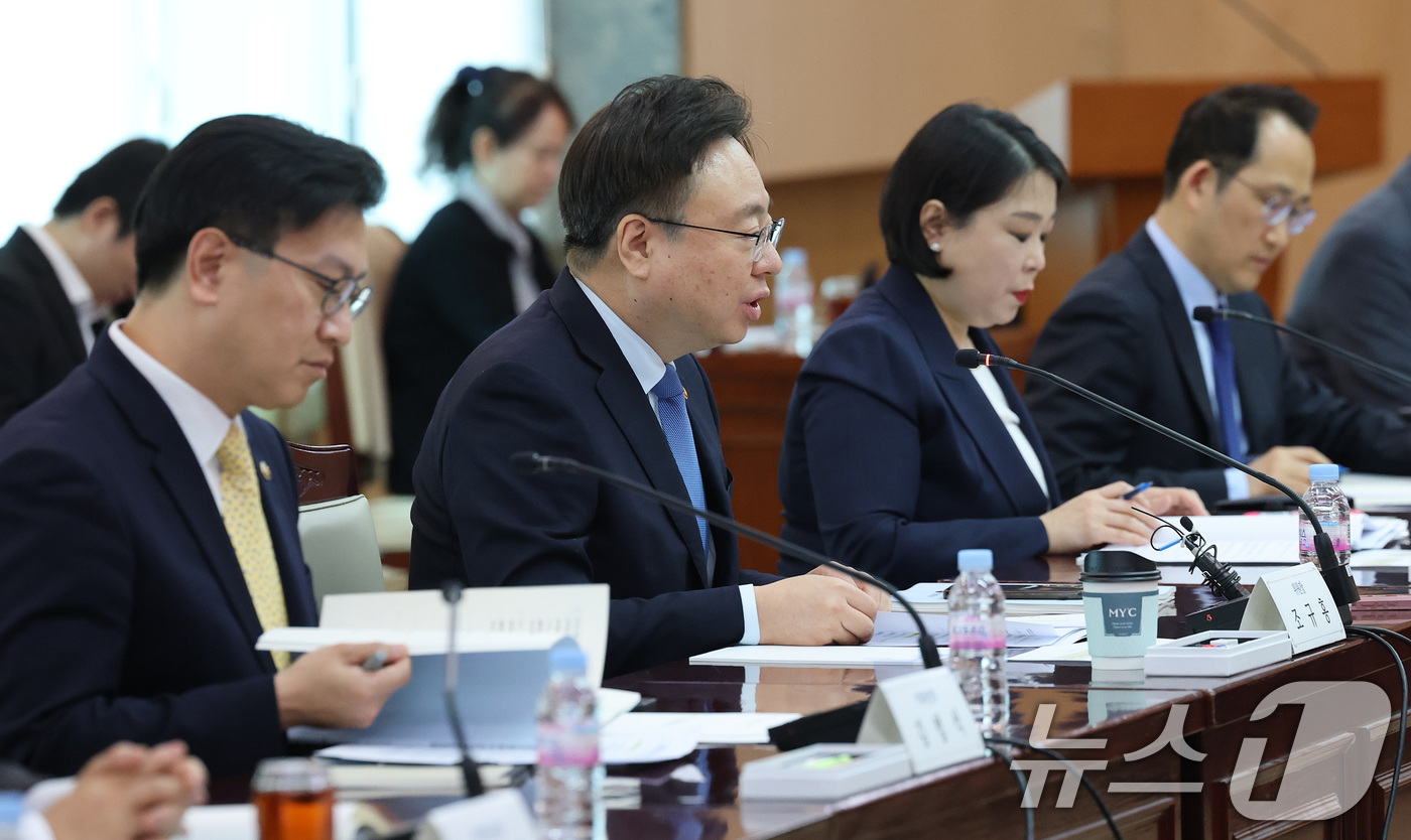 (서울=뉴스1) 임세영 기자 = 조규홍 보건복지부 장관이 17일 서울 종로구 정부서울청사에서 열린 2025년도 제2차 국민연금기금운용위원회 회의에서 발언을 하고 있다. 2025.4 …