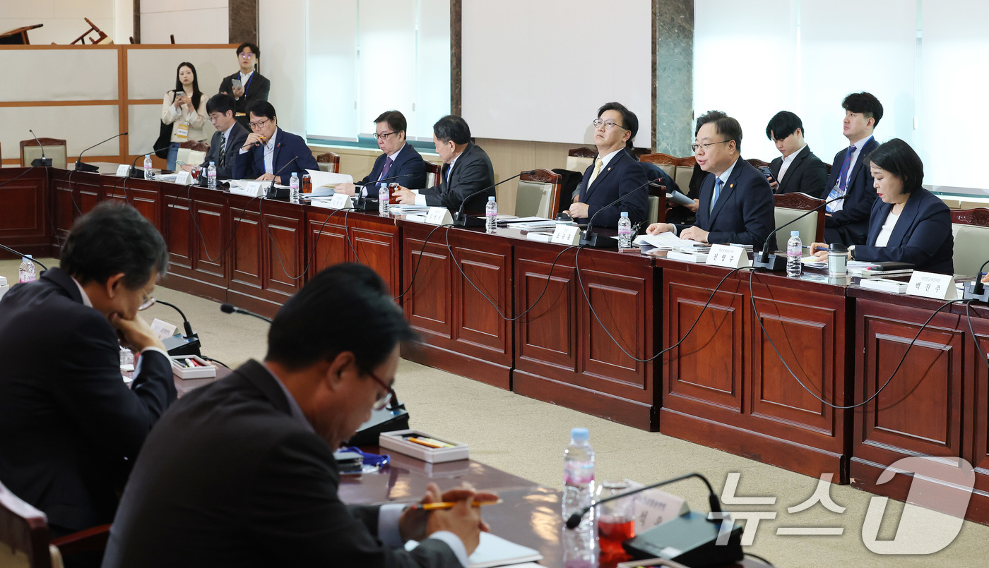 (서울=뉴스1) 임세영 기자 = 조규홍 보건복지부 장관이 17일 서울 종로구 정부서울청사에서 열린 2025년도 제2차 국민연금기금운용위원회 회의에서 발언을 하고 있다. 2025.4 …