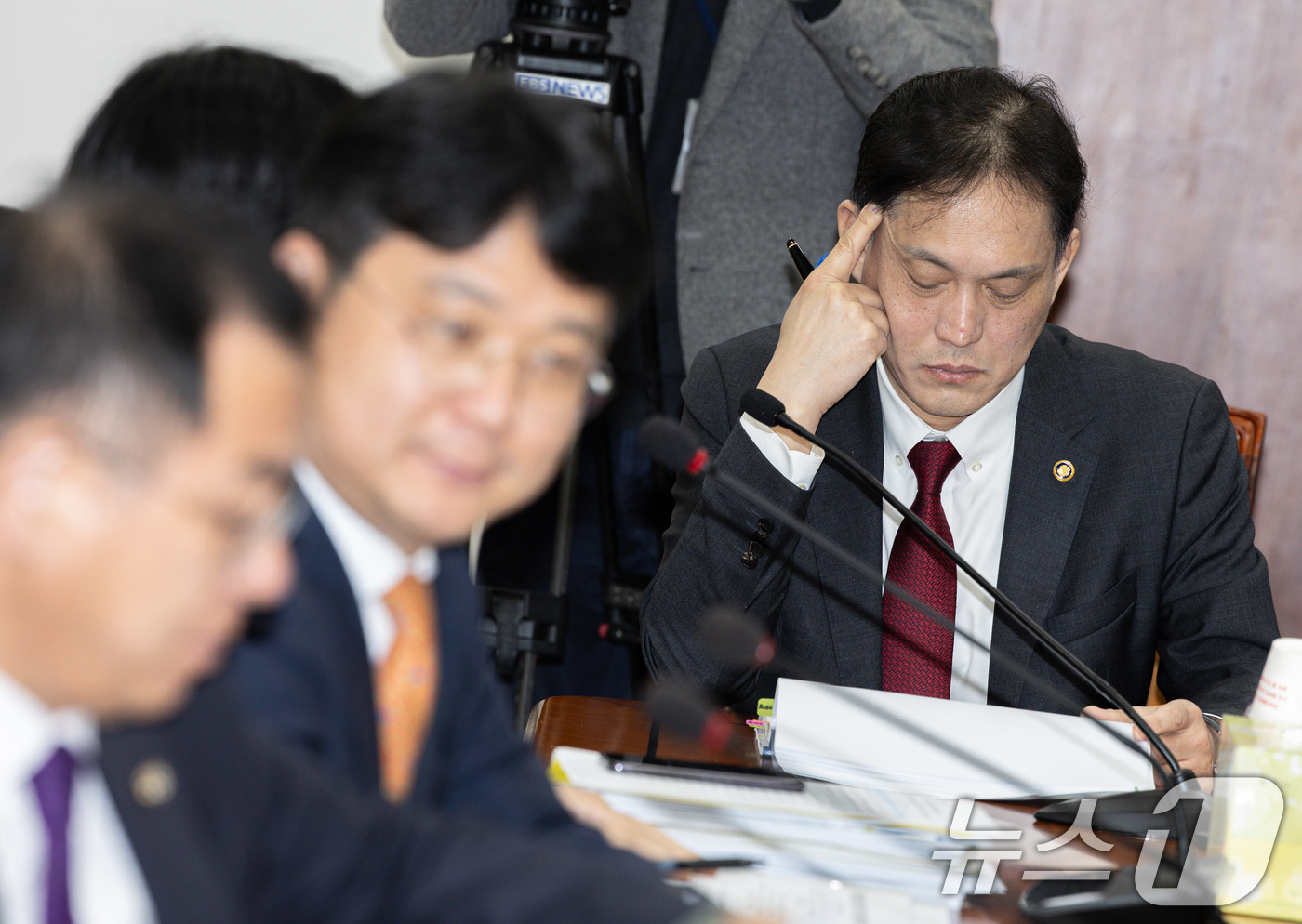 (서울=뉴스1) 이재명 기자 = 김태규 방송통신위원회 부위원장이 17일 오전 서울 여의도 국회에서 열린 과학기술정보방송통신위원회 제1차 정보통신방송법안심사소위원회에 출석해 생각에 …