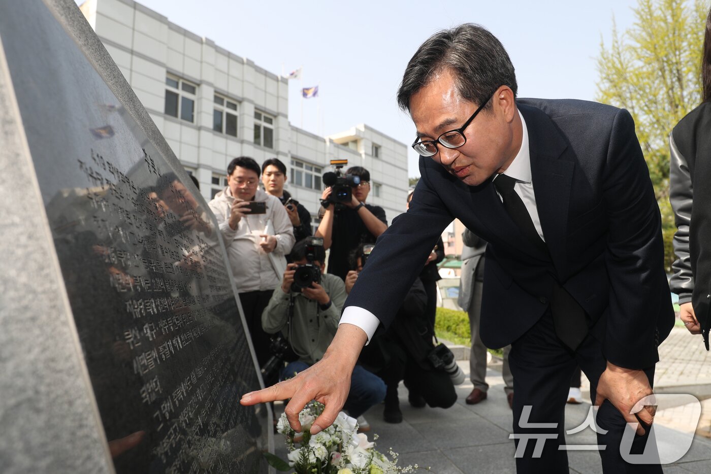 본문 이미지 - 김동연 더불어민주당 대선 경선 후보가 17일 충북 청주시 상당공원 4·19 학생혁명기념탑에서 참배하고 있다. 2025.4.17/뉴스1 ⓒ News1 김용빈 기자