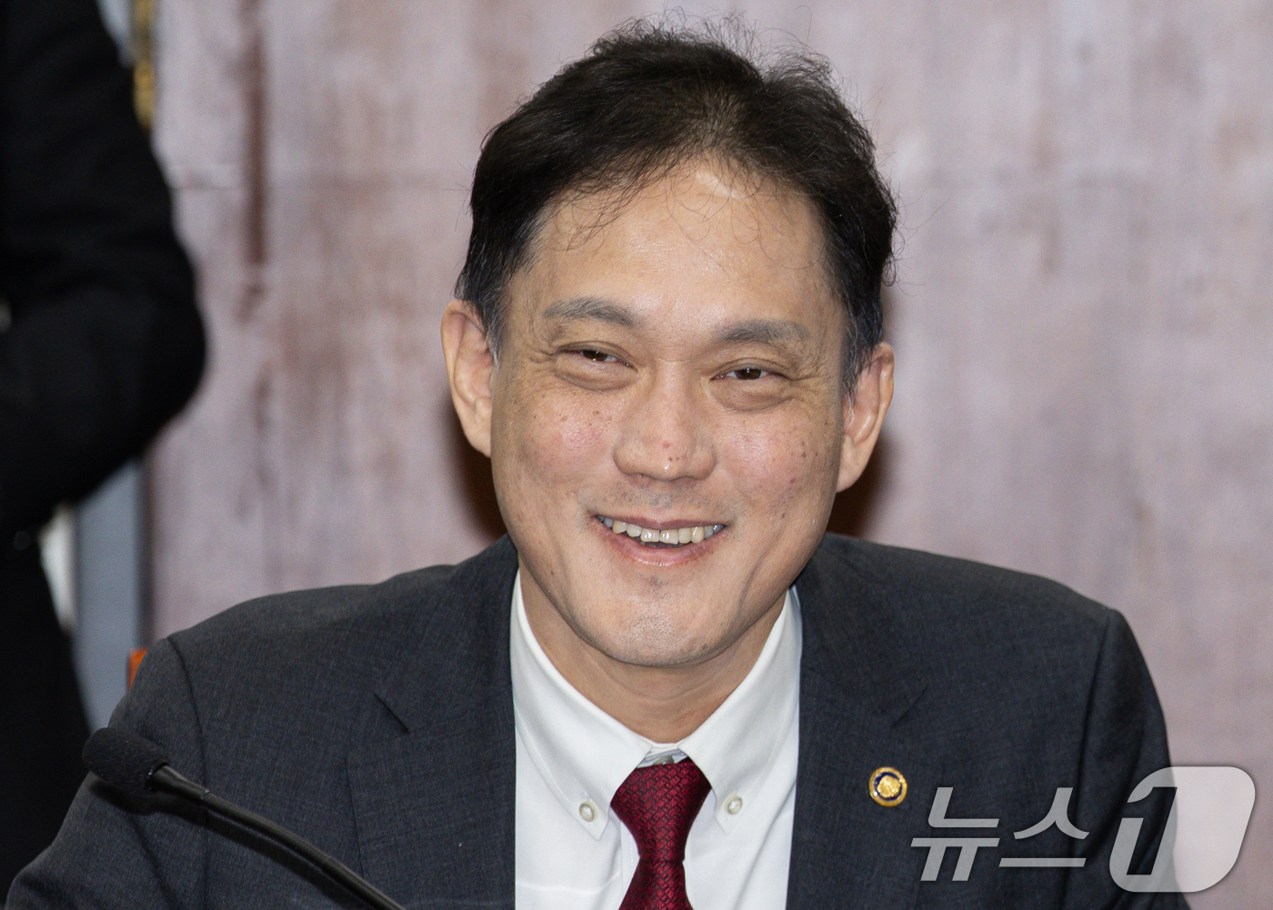 (서울=뉴스1) 이재명 기자 = 김태규 방송통신위원회 부위원장이 17일 오전 서울 여의도 국회에서 열린 과학기술정보방송통신위원회 제1차 정보통신방송법안심사소위원회에 출석해 미소를 …