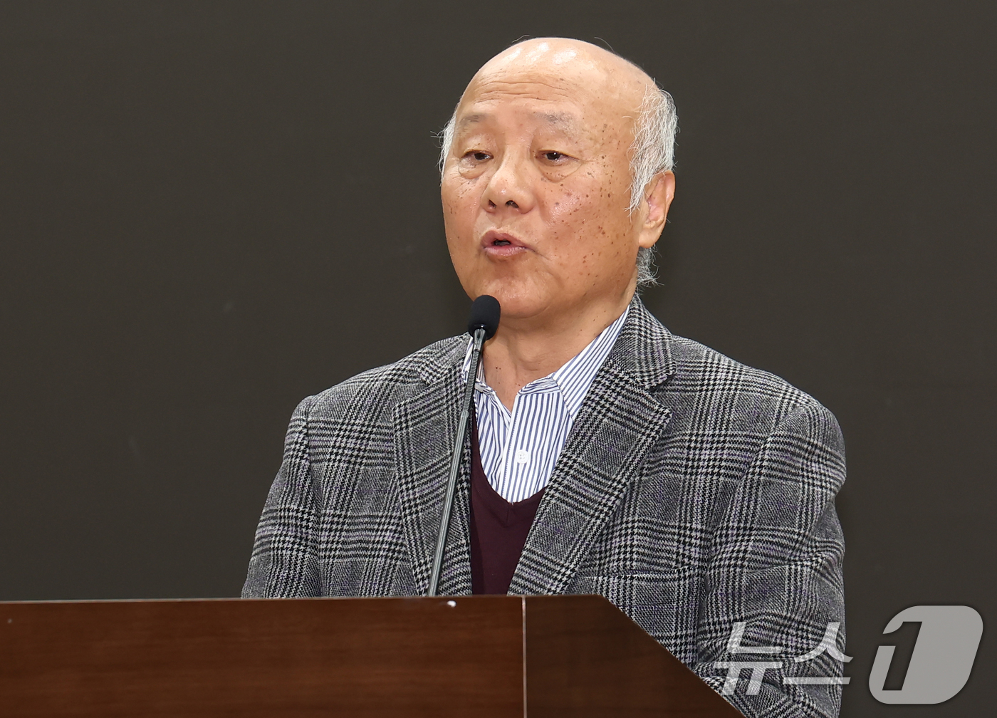 (서울=뉴스1) 김민지 기자 = 박석운 내란청산·사회대개혁 비상행동 공동의장이 17일 오전 서울 여의도 국회 의원회관에서 열린 '8개 정당·내란청산 사회대개혁 비상행동 공동정책토론 …