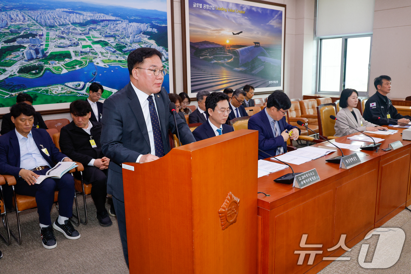 (서울=뉴스1) 안은나 기자 = 백원국 국토교통부 2차관이 17일 서울 여의도 국회 12·29여객기참사 진상규명과 피해자 및 유가족의 피해구제를 위한 특별위원회에서 열린 제1차 진 …