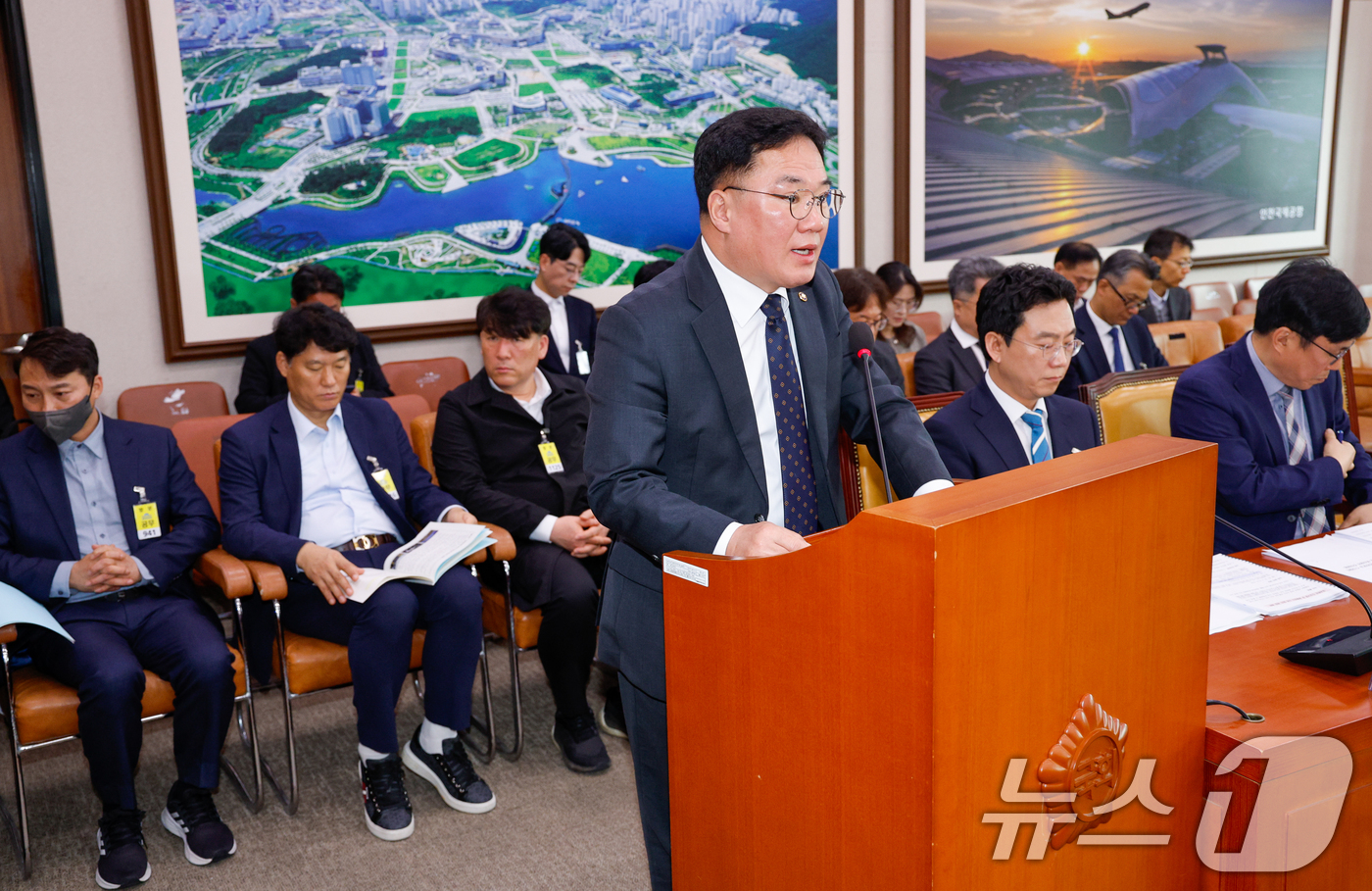 (서울=뉴스1) 안은나 기자 = 백원국 국토교통부 2차관이 17일 서울 여의도 국회 12·29여객기참사 진상규명과 피해자 및 유가족의 피해구제를 위한 특별위원회에서 열린 제1차 진 …