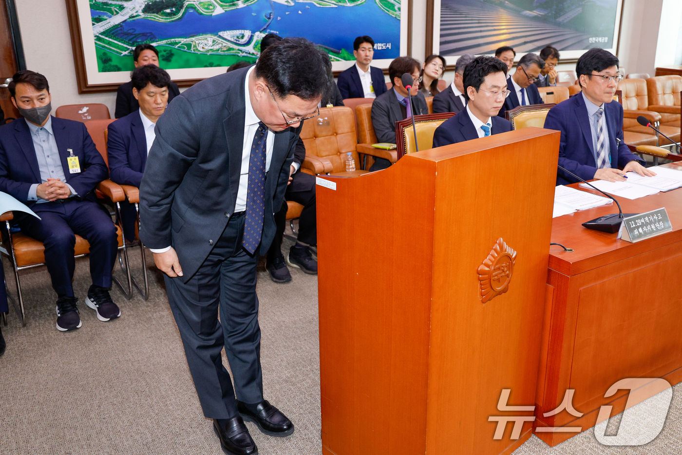 (서울=뉴스1) 안은나 기자 = 백원국 국토교통부 2차관이 17일 서울 여의도 국회 12·29여객기참사 진상규명과 피해자 및 유가족의 피해구제를 위한 특별위원회에서 열린 제1차 진 …