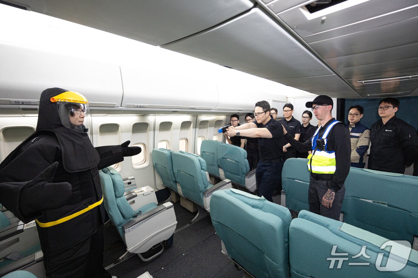 본문 이미지 - 지난 15일부터 17일까지 사흘간 서울 강서구 대한항공 객실훈련센터에서 대한항공, 아시아나항공, 진에어 소속 객실안전교관들이미국 보안기업 액손(AXON)이 주관한 전기충격기(에어테이저) 사용 교육에 참여한 모습(대한항공 제공). 2025.03.17.