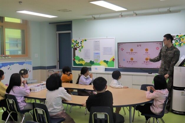 "군인 선생님 덕분에 꿈 키워요"…육군 용사, 초등학생에 재능기부