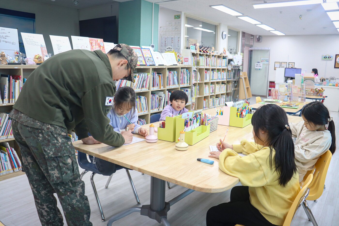 본문 이미지 - 웅비포병대대 고민수 상병이 웅담초등학교 학생들에게 수학을 가르치고 있다.&#40;육군 30기갑여단 제공&#41;