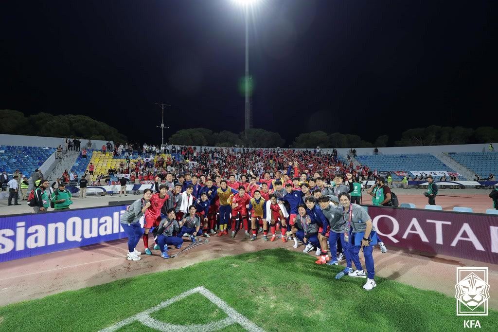 본문 이미지 - 요르단 원정 후 단체사진을 찍은 한국 선수단(대한축구협회 제공)