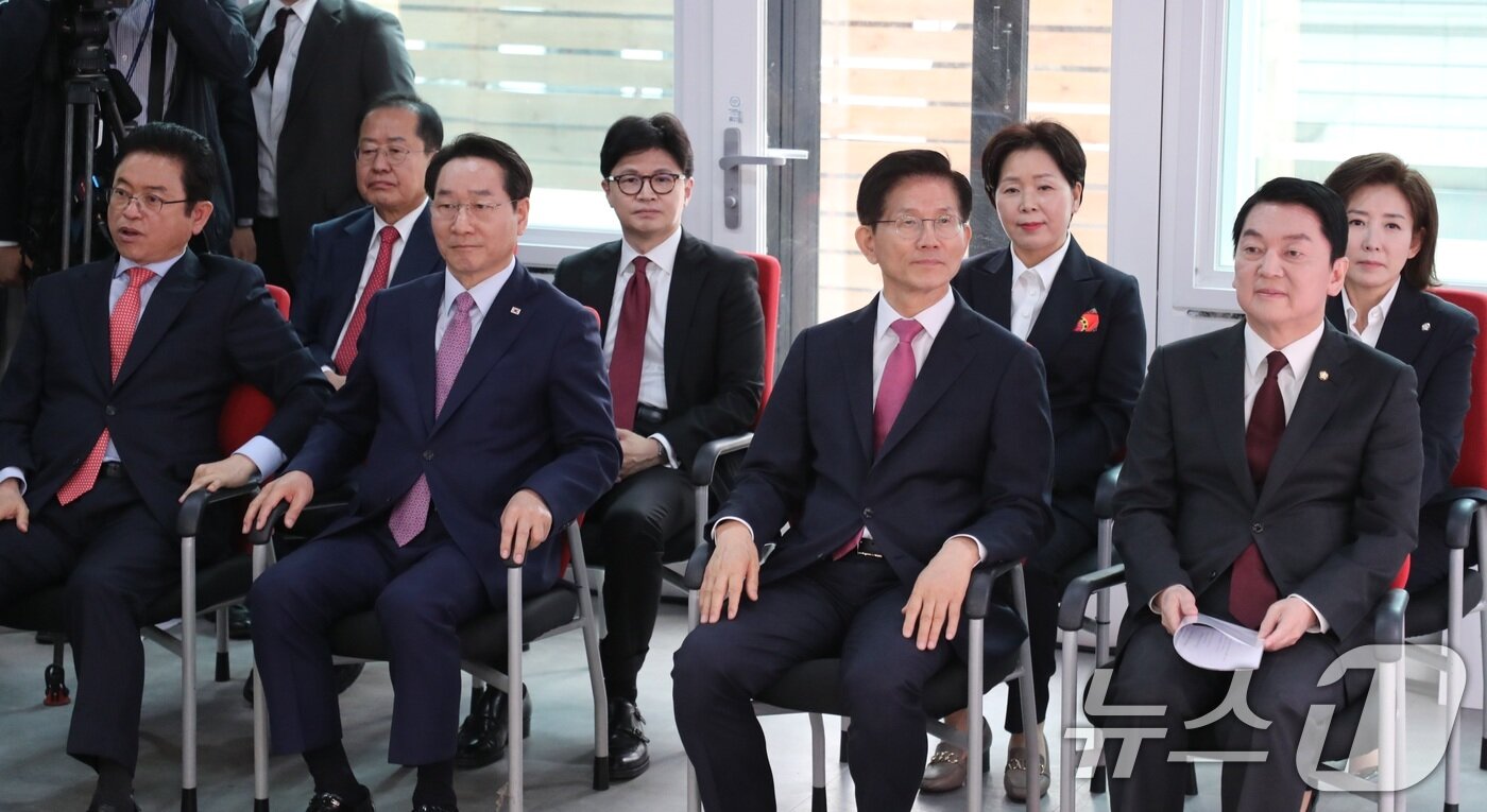 본문 이미지 - 17일 서울 여의도 국민의힘 중앙당사에서 열린 제21대 대통령선거 '1차 경선 토론회 미디어데이' 행사에 경선 후보들이 자리에 앉아 있다. 이날 대선 경선 후보 8명(안철수 의원, 김문수 전 고용노동부 장관, 유정복 인천시장, 이철우 경북도지사, 나경원 의원, 양향자 전 의원, 한동훈 전 대표, 홍준표 전 대구시장)이 각각 A, B 토론 조를 정할 예정이다. 2025.4.17/뉴스1 ⓒ News1 국회사진취재단