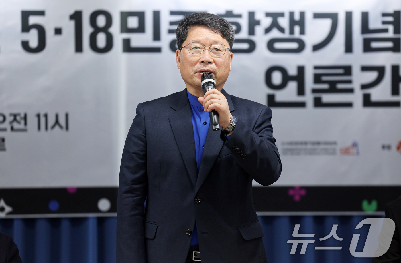 (광주=뉴스1) 이수민 기자 = 17일 오전 광주 동구 전일빌딩245에서 열린 제45주년 5·18민중항쟁기념행사 언론 간담회에서 오병윤 상임행사위원장이 인사말하고 있다. 2025. …