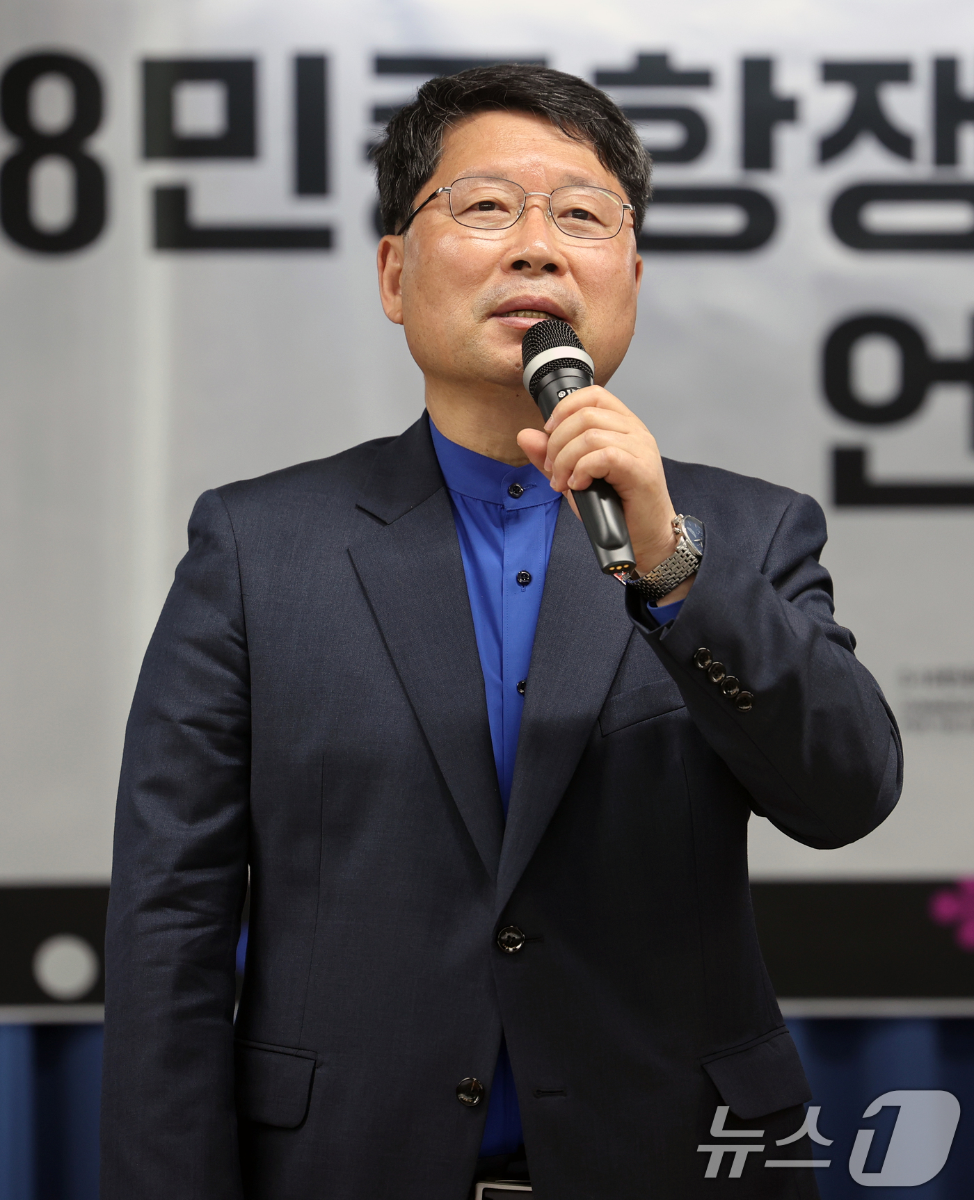 (광주=뉴스1) 이수민 기자 = 17일 오전 광주 동구 전일빌딩245에서 열린 제45주년 5·18민중항쟁기념행사 언론 간담회에서 오병윤 상임행사위원장이 인사말하고 있다. 2025. …
