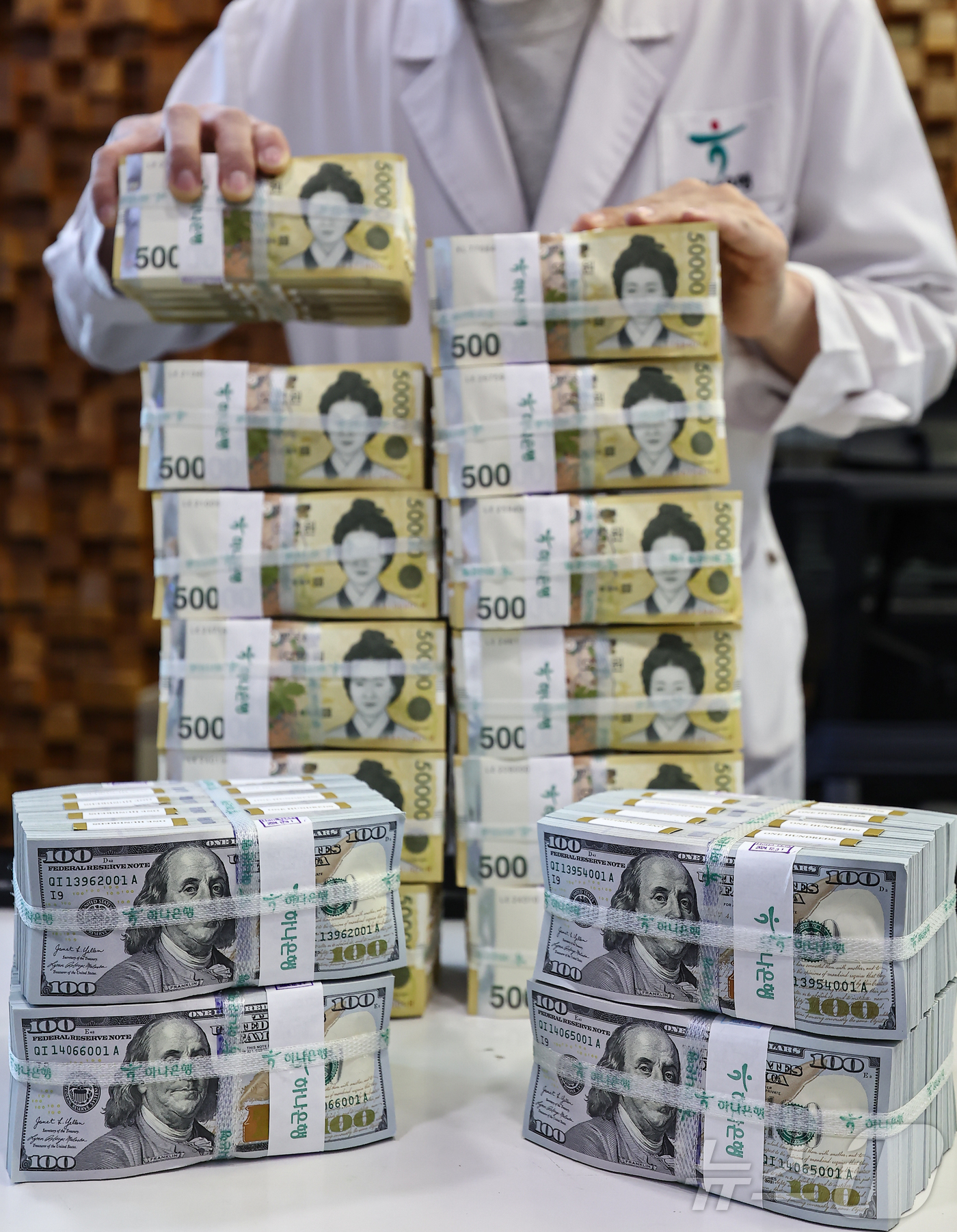 (서울=뉴스1) 김도우 기자 = 미국 달러 가치가 주요국 통화 대비 10% 가까이 하락한 반면 원화 가치는 3% 남짓 상승하는 데 그치며 저평가 흐름이 지속되고 있다.미국과 중국의 …