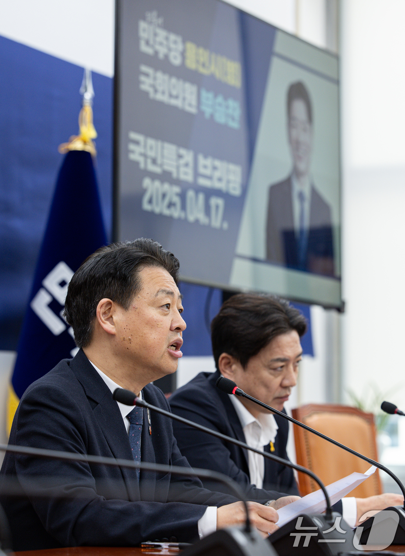 (서울=뉴스1) 이재명 기자 = 김영호 더불어민주당 김건희·윤석열 100대 비리 의혹 국민특별검증단 단장이 17일 오전 서울 여의도 국회에서 열린 9차 브리핑에서 발언을 하고 있다 …