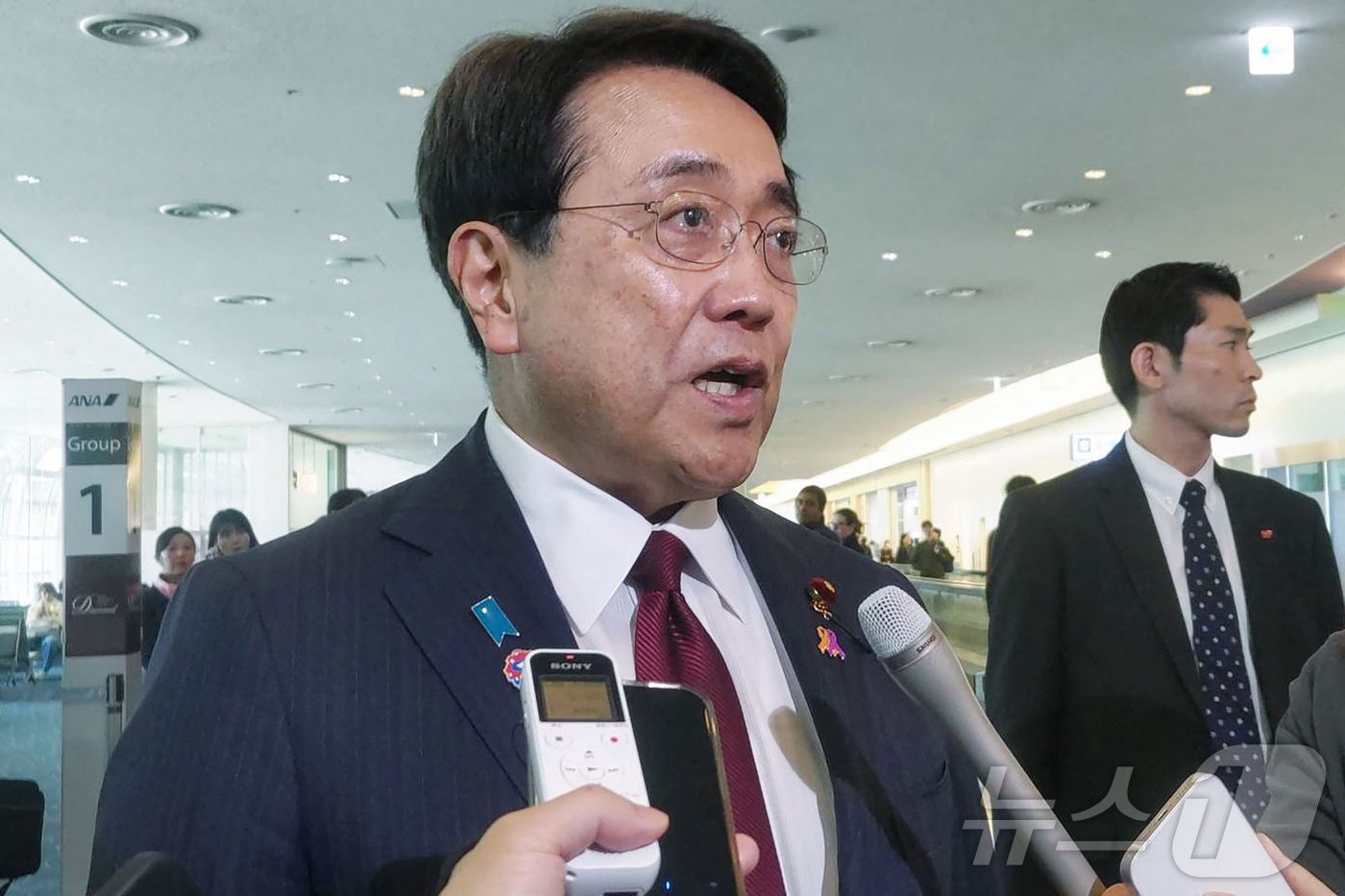 (하네다 AFP=뉴스1) 우동명 기자 = 아카자와 료세이 일본 경제 재생상이 16일(현지시간) 하네다에 있는 도쿄 국제 공항에서 미국과 관세 협상을 하기 위해 출발하기 앞서 취재진 …