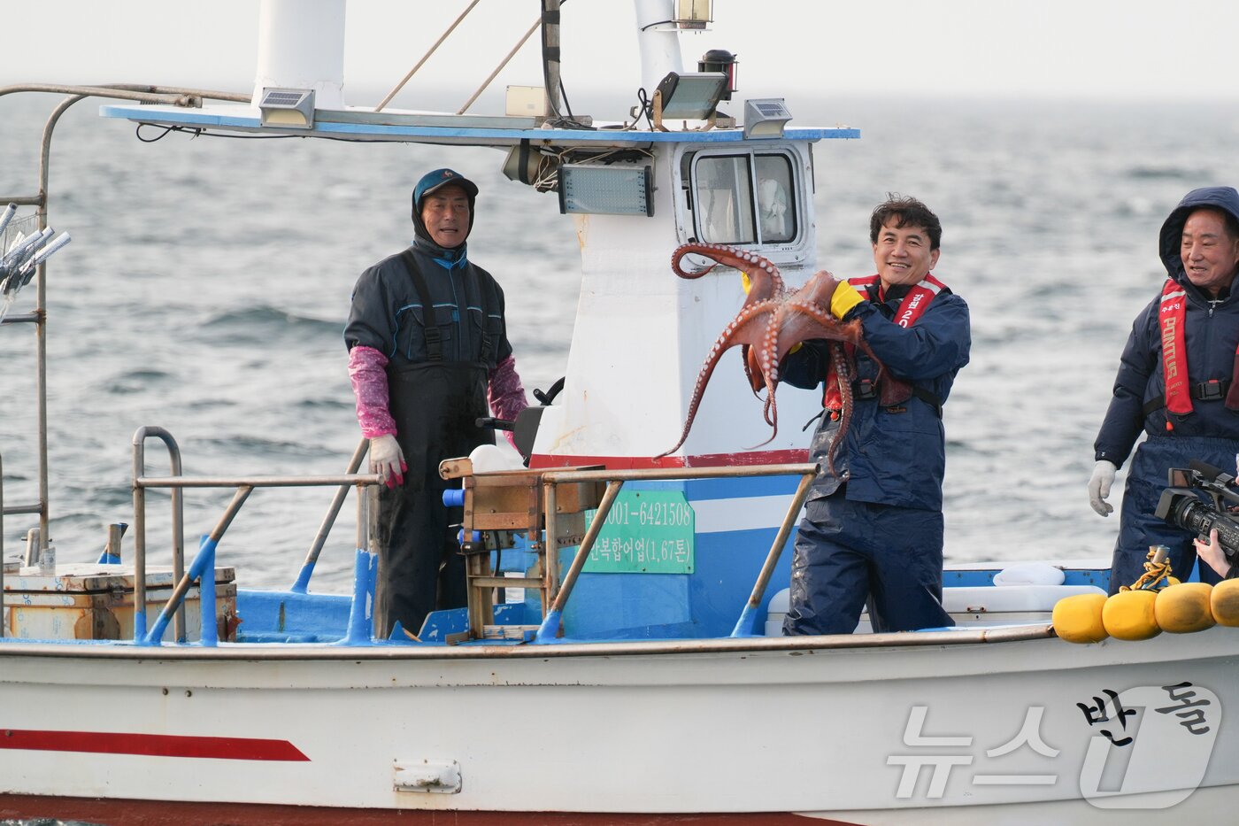 본문 이미지 - 동해안 최북단 저도어장이 개장한 17일 김진태 강원도지사가 직접 잡은 동해안 문어를 들어보이고 있다. 저도어장은 1972년 4월 최초 개방 이후 매년 4월 초~12월 말 고성지역 어업인들에게 개방되는 '동해안 최북단' 어장이다.(강원도 제공, 재판매 및 DB 금지) 2025.4.17/뉴스1 ⓒ News1 윤왕근 기자