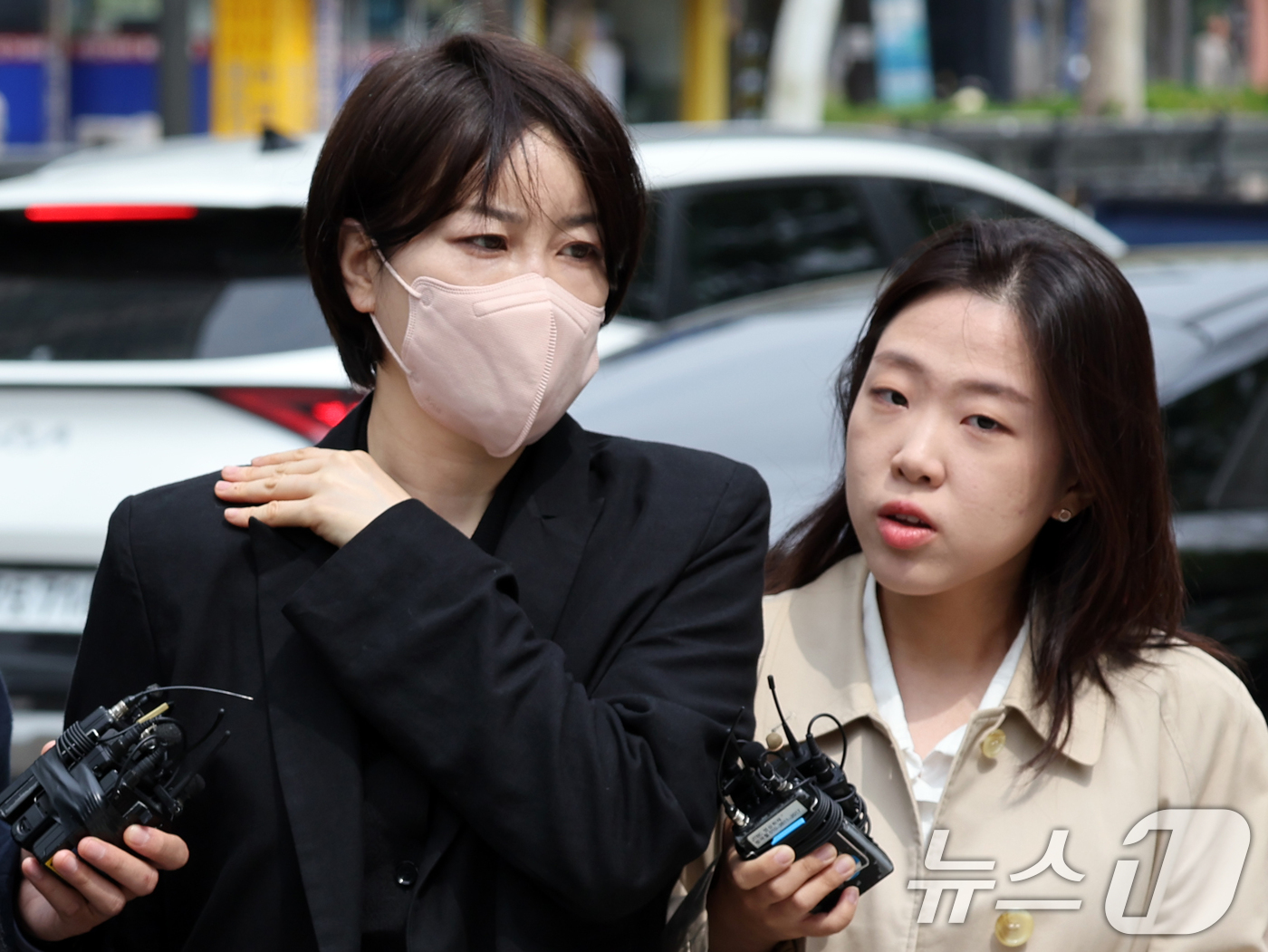 (서울=뉴스1) 황기선 기자 = 음주운전 및 불법 숙박업 운영 혐의를 받는 문재인 전 대통령 딸 문다혜 씨가 17일 오전 서울 마포구 서울서부지방법원에서 열린 도로교통법 위반(음주 …