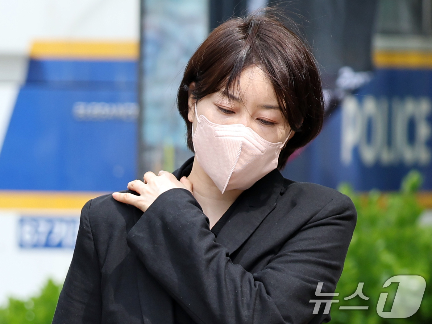 (서울=뉴스1) 황기선 기자 = 음주운전 및 불법 숙박업 운영 혐의를 받는 문재인 전 대통령 딸 문다혜 씨가 17일 오전 서울 마포구 서울서부지방법원에서 열린 도로교통법 위반(음주 …