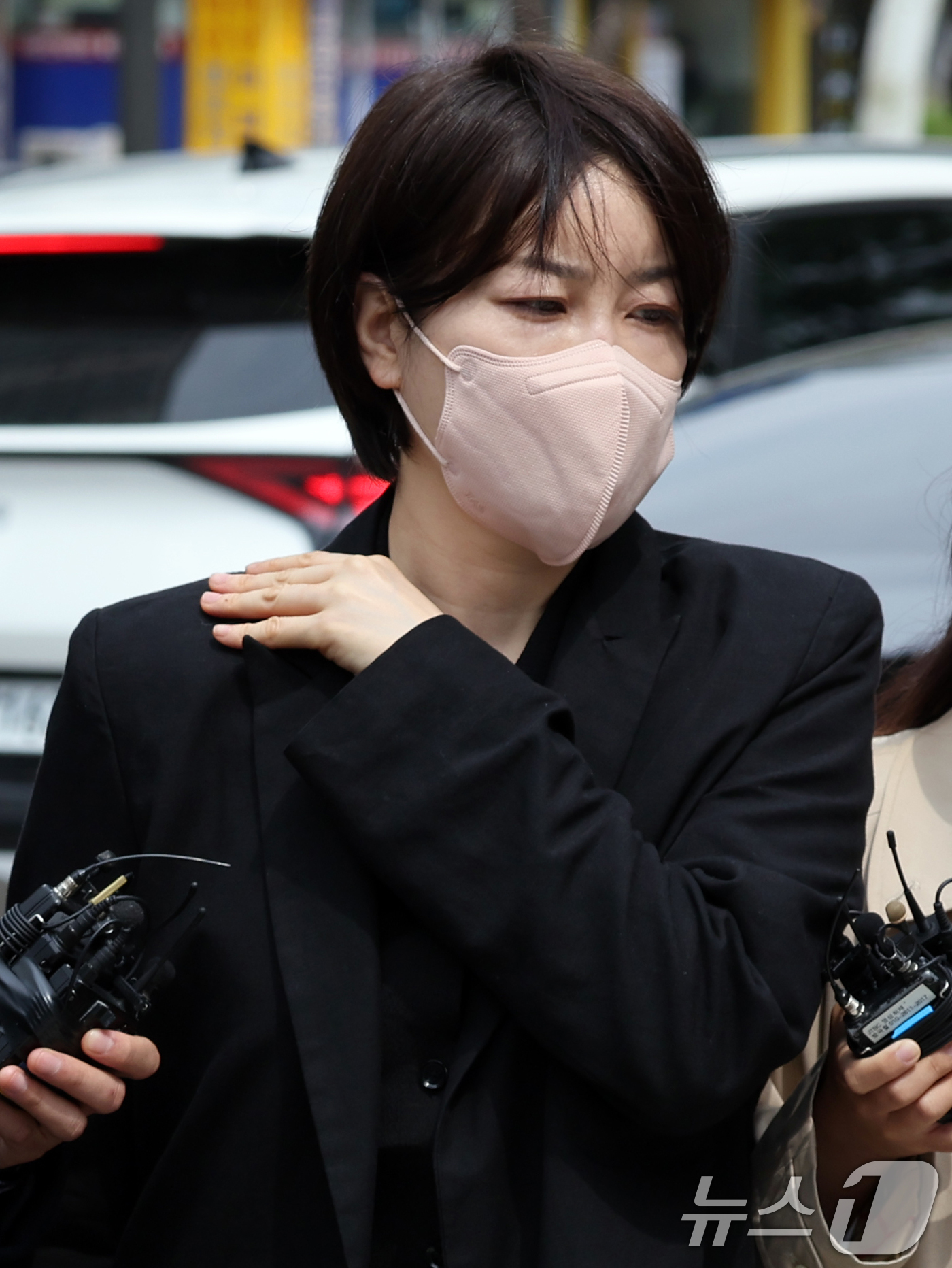 (서울=뉴스1) 황기선 기자 = 음주운전 및 불법 숙박업 운영 혐의를 받는 문재인 전 대통령 딸 문다혜 씨가 17일 오전 서울 마포구 서울서부지방법원에서 열린 도로교통법 위반(음주 …