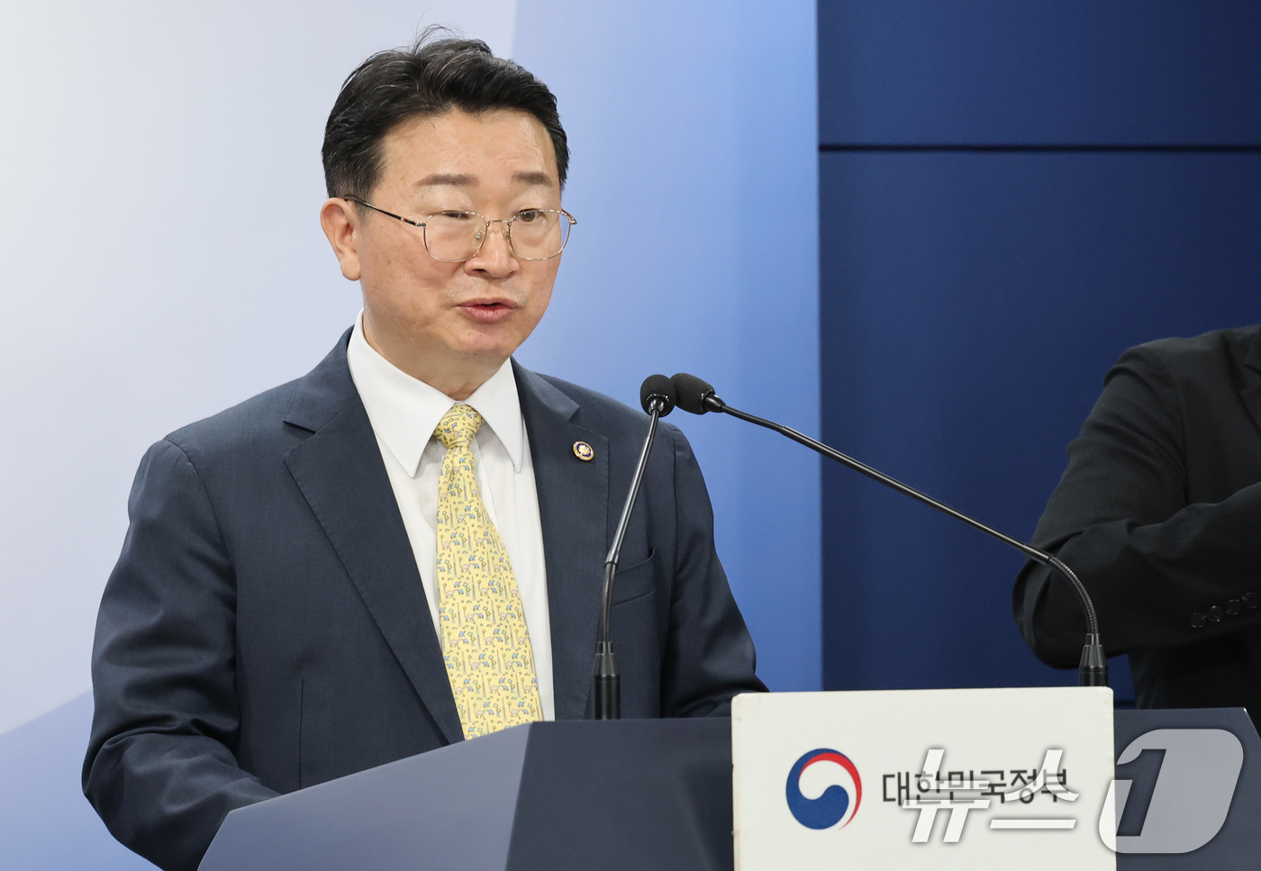 (서울=뉴스1) 임세영 기자 = 김종문 국무조정실 국무1차장이 17일 서울 종로구 정부서울청사에서 수계관리기금사업 추진실태 점검 결과 브리핑을 하고 있다. 2025.4.17/뉴스1 …