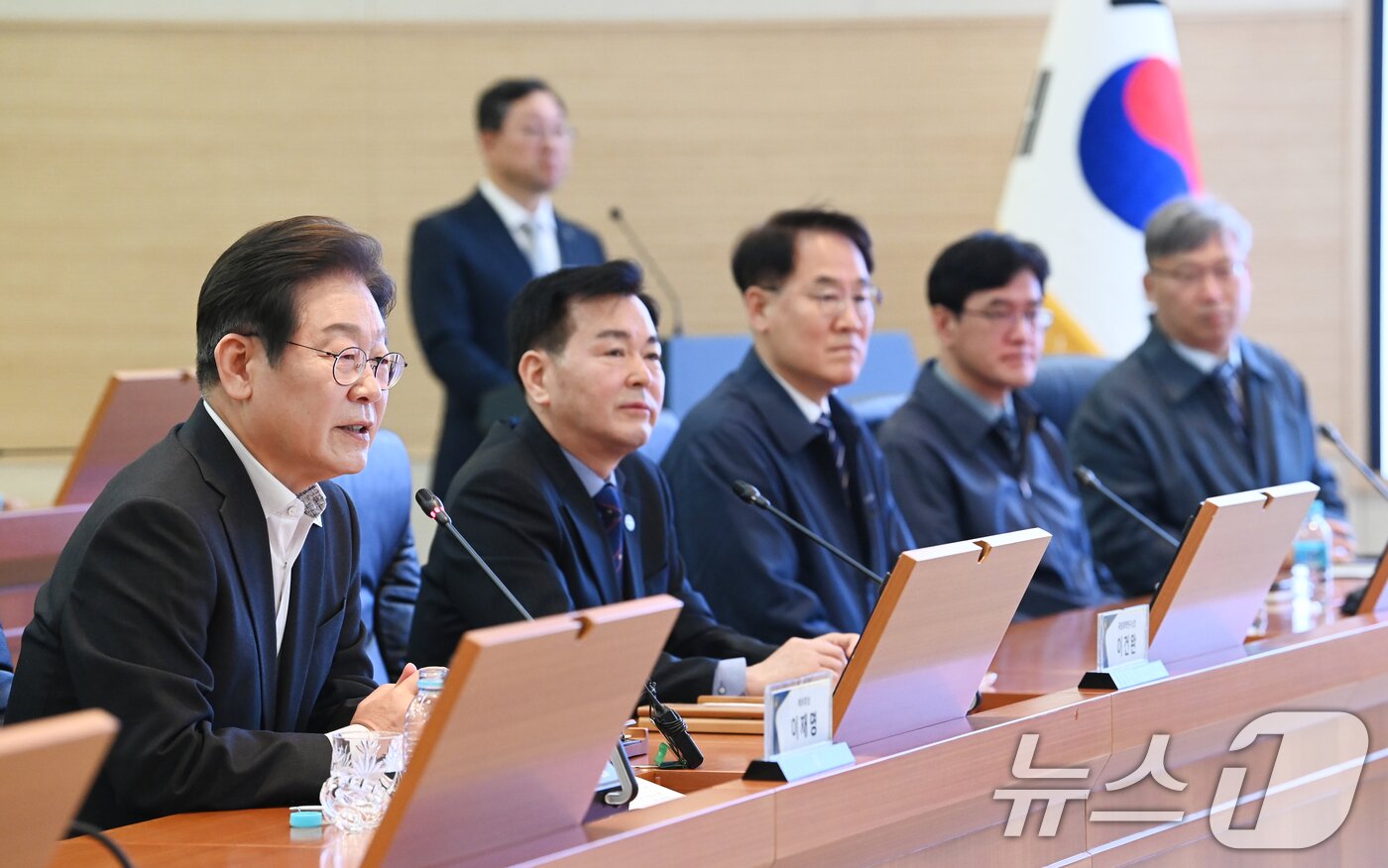 본문 이미지 - 이재명 더불어민주당 대선 경선 후보가 17일 오전 대전 유성구 국방과학연구소에서 열린 현장간담회에서 발언을 하고 있다. 2025.4.17/뉴스1 ⓒ News1 국회사진취재단
