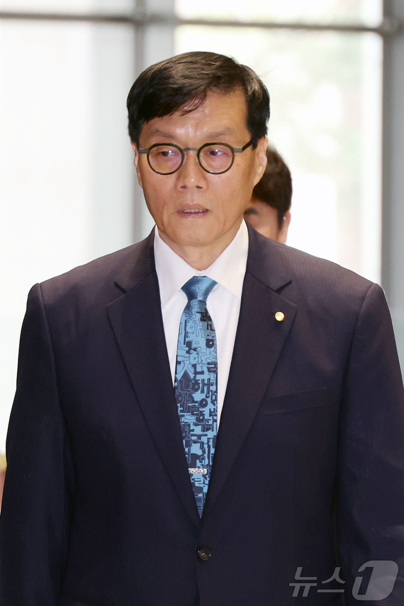 (서울=뉴스1) 사진공동취재단 = 이창용 한국은행 총재가 17일 서울 중구 한국은행 본관에서 열린 금융통화위원회 본회의를 마친 후 통화정책방향 기자 간담회에 참석하고 있다. 202 …