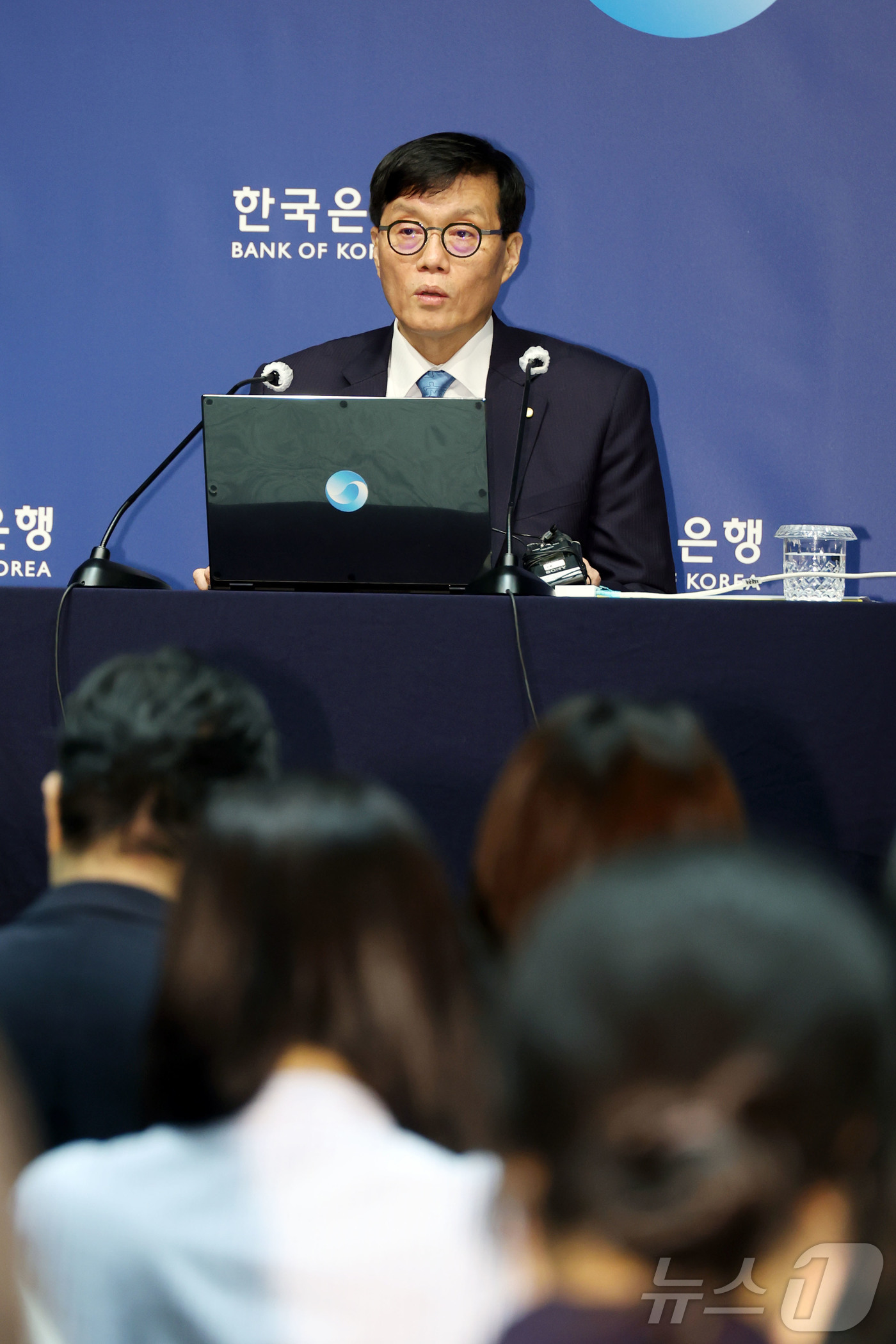 (서울=뉴스1) 사진공동취재단 = 이창용 한국은행 총재가 17일 서울 중구 한국은행 본관에서 열린 금융통화위원회 본회의를 마친 후 통화정책방향 기자 간담회를 열고 취재진의 질문에 …