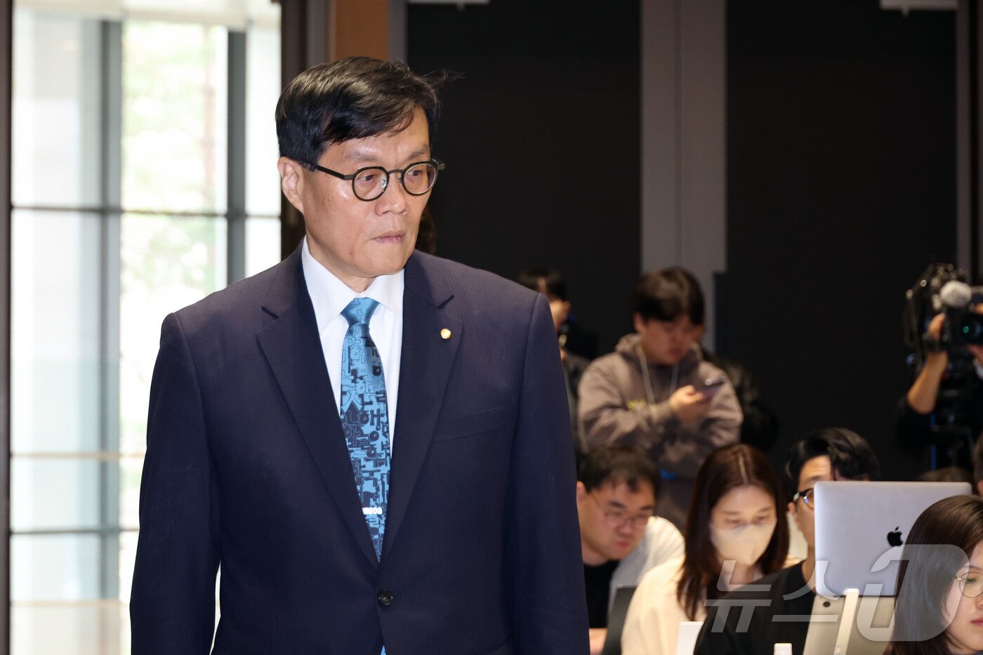 본문 이미지 - 이창용 한국은행 총재가 17일 서울 중구 한국은행 본관에서 열린 금융통화위원회 본회의를 마친 후 통화정책방향 기자 간담회에 참석하고 있다. 2025.4.17/뉴스1 ⓒ News1 사진공동취재단
