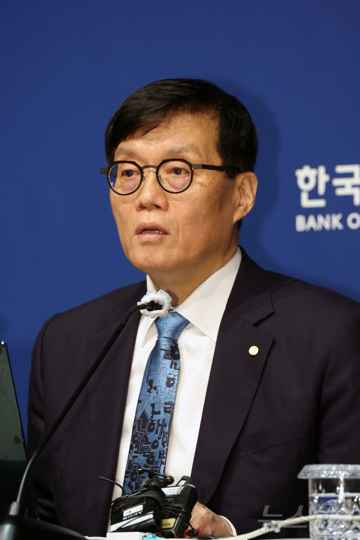 (서울=뉴스1) 사진공동취재단 = 이창용 한국은행 총재가 17일 서울 중구 한국은행 본관에서 열린 금융통화위원회 본회의를 마친 후 통화정책방향 기자 간담회를 열고 취재진의 질문에 …