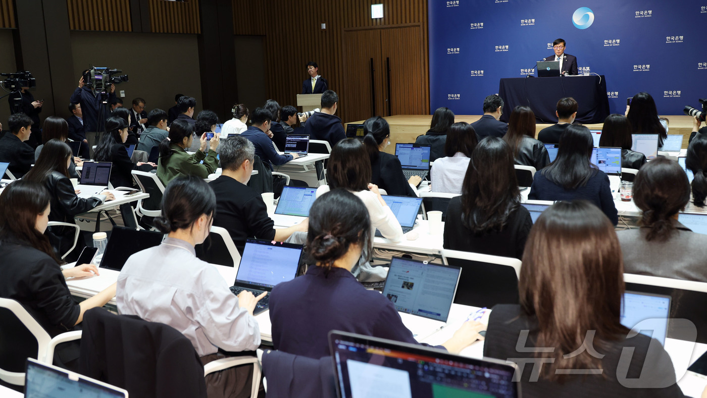 (서울=뉴스1) 사진공동취재단 = 이창용 한국은행 총재가 17일 서울 중구 한국은행 본관에서 열린 금융통화위원회 본회의를 마친 후 통화정책방향 기자 간담회를 열고 취재진의 질문에 …