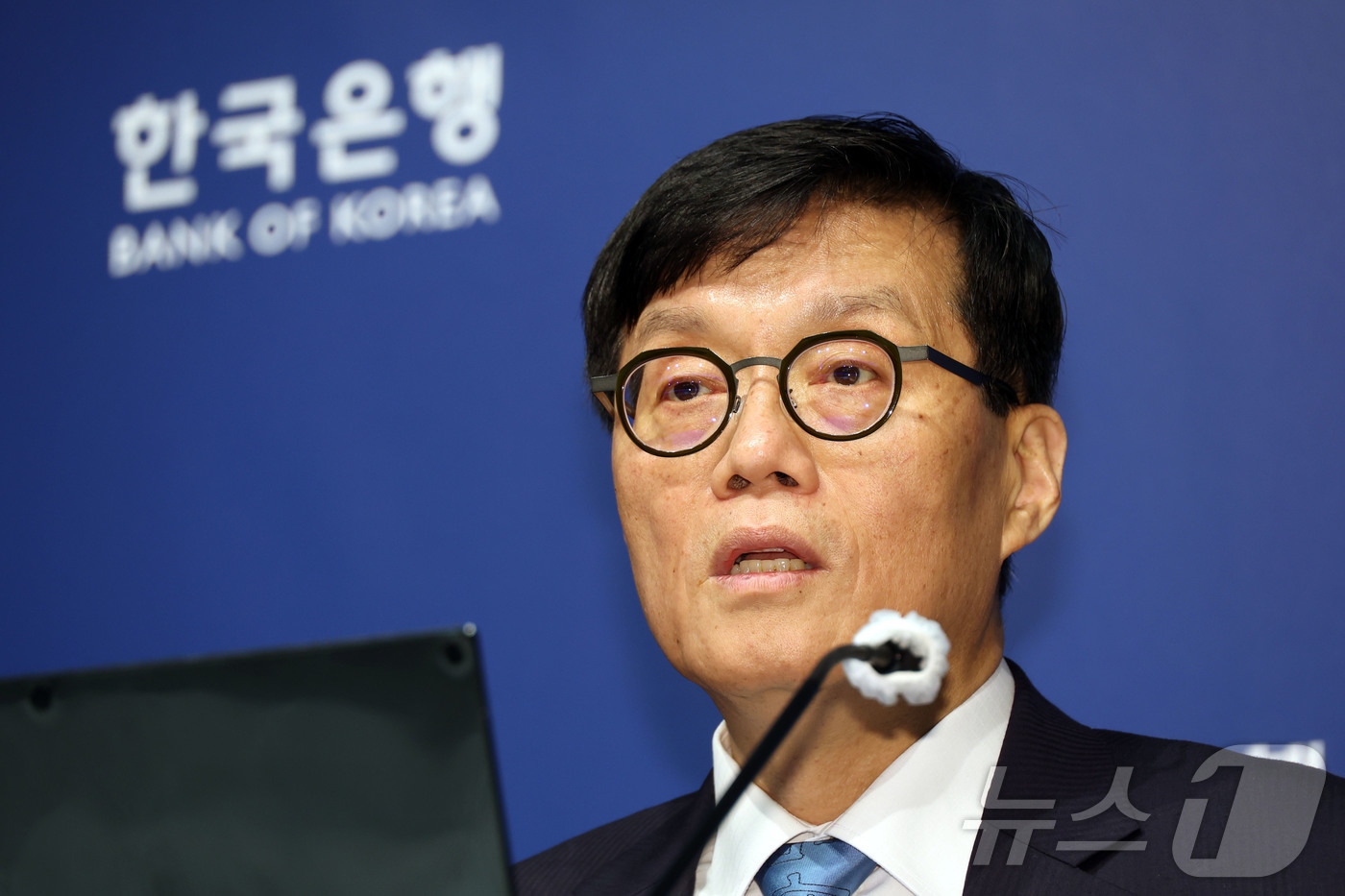 (서울=뉴스1) 사진공동취재단 = 이창용 한국은행 총재가 17일 서울 중구 한국은행 본관에서 열린 금융통화위원회 본회의를 마친 후 통화정책방향 기자 간담회를 열고 취재진의 질문에 …