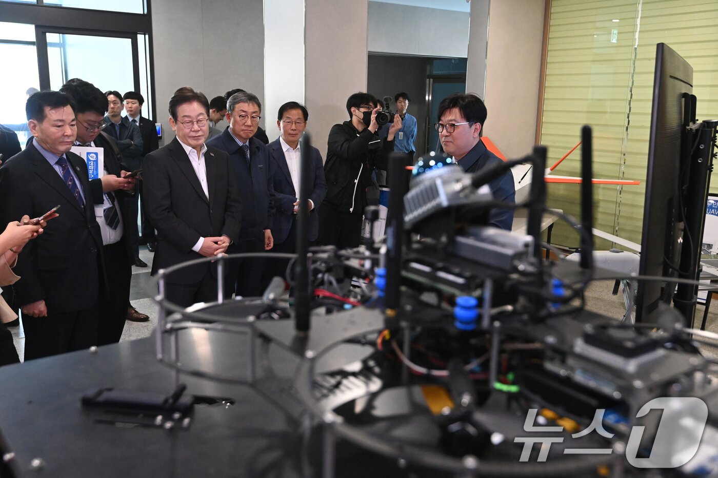 본문 이미지 - 이재명 더불어민주당 대선 경선 후보가 17일 오전 대전 유성구 국방과학연구소를 방문해 개발중인 무기체계를 살펴보고 있다. 2025.4.17/뉴스1 ⓒ News1 국회사진취재단
