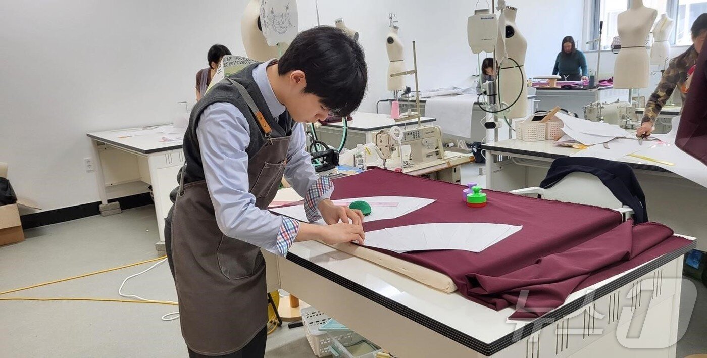 본문 이미지 - 광주지방기능경기대회서 금메달을 차지한 전남고 3학년 곽승우 학생.(광주교육청 제공.재배포 및 DB 금지)