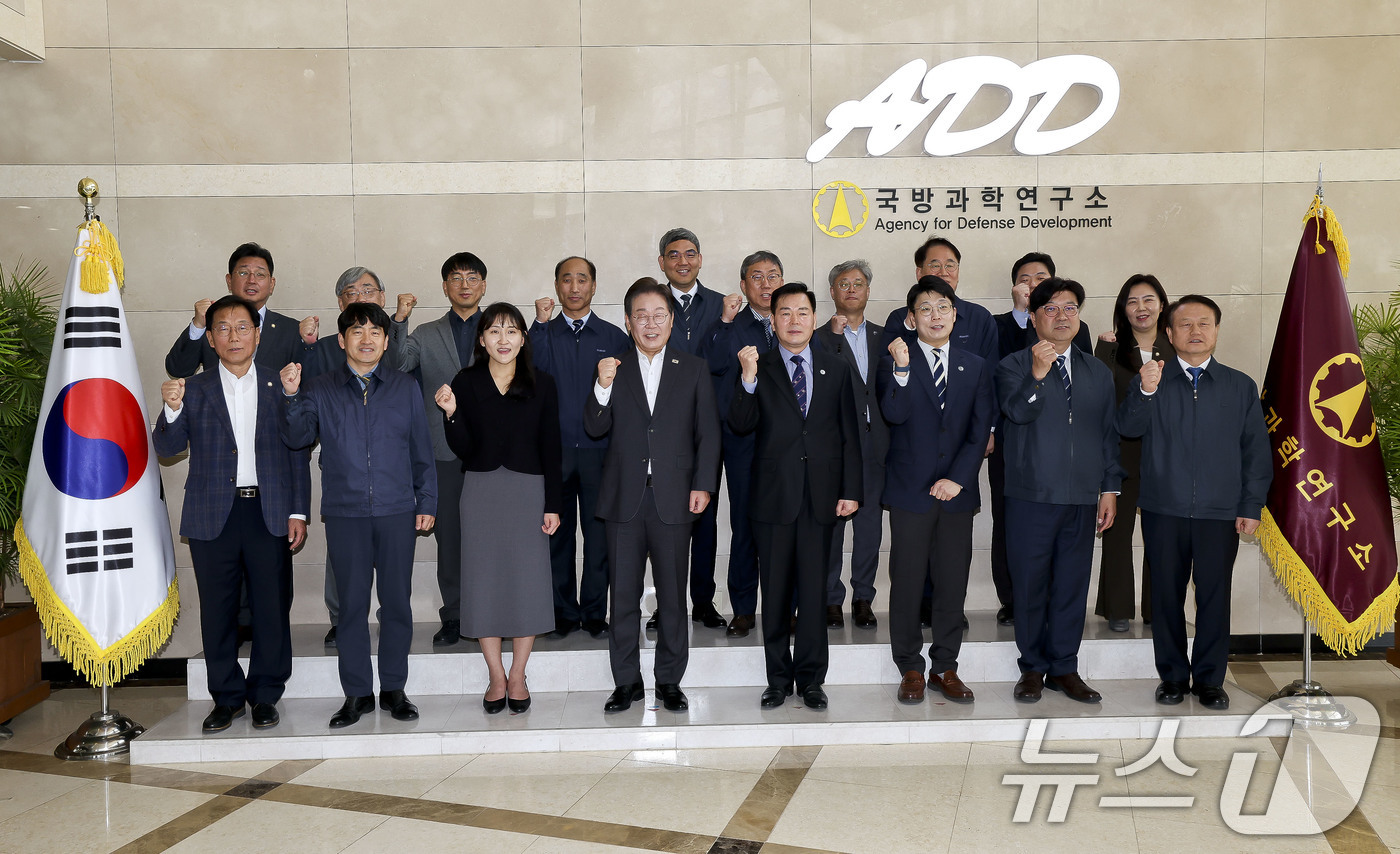 (대전=뉴스1) 국회사진취재단 = 이재명 더불어민주당 대선 경선 후보가 17일 오전 대전 유성구 국방과학연구소에서 열린 현장간담회에서 이건완 소장 등 관계자들과 기념촬영을 하고 있 …