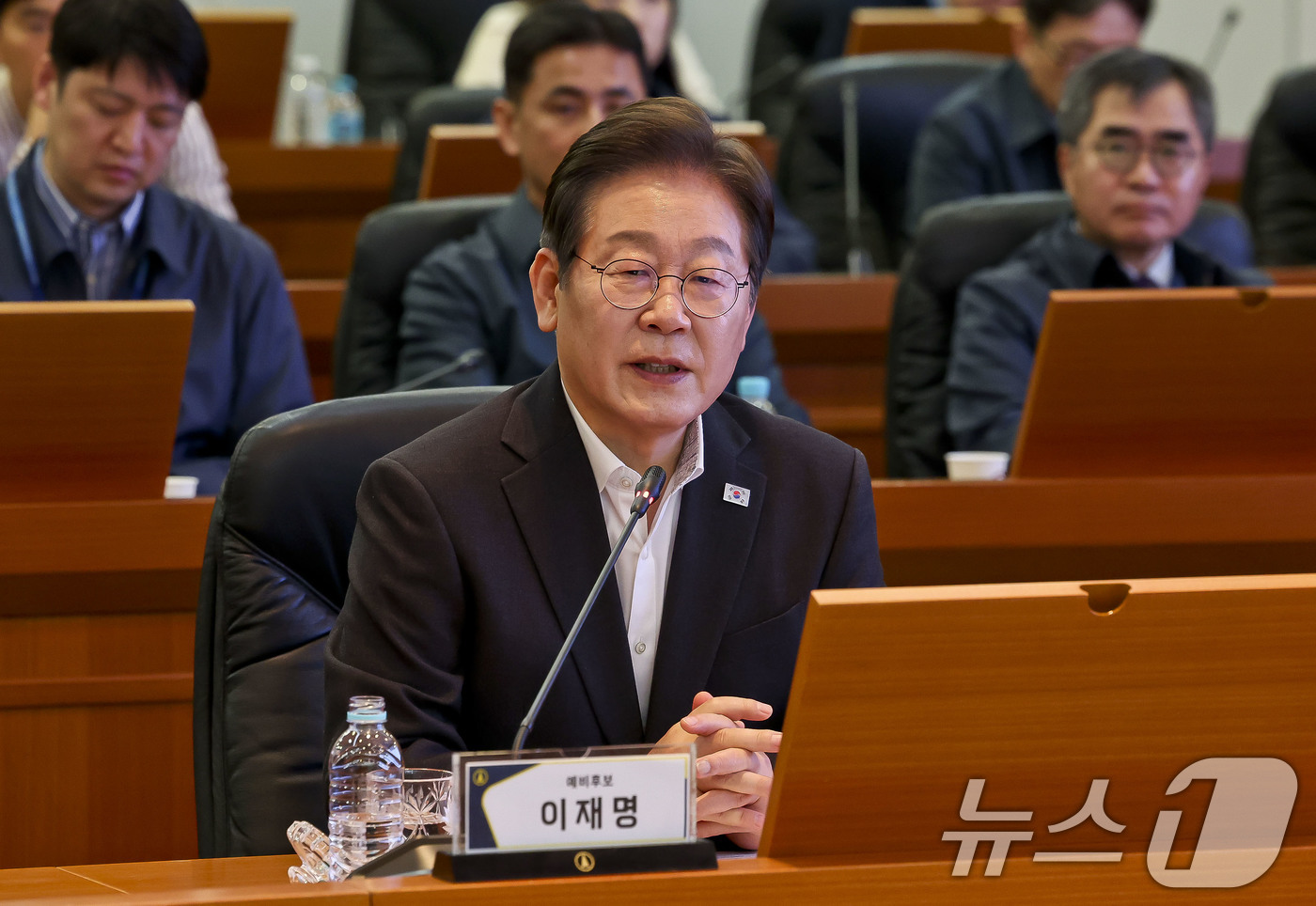 (대전=뉴스1) 국회사진취재단 = 이재명 더불어민주당 대선 경선 후보가 17일 오전 대전 유성구 국방과학연구소에서 열린 현장간담회에서 발언을 하고 있다. 2025.4.17/뉴스1