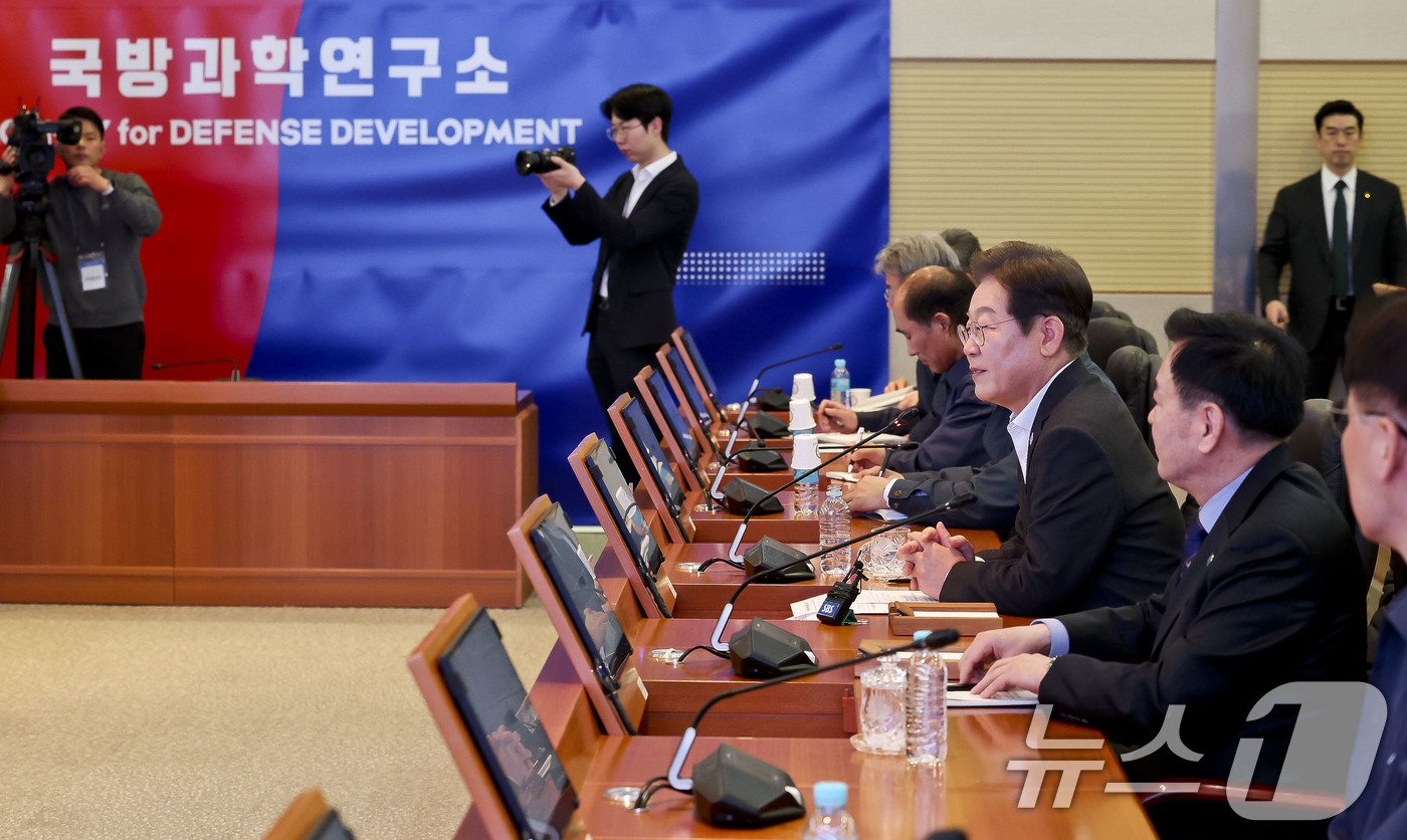 (대전=뉴스1) 국회사진취재단 = 이재명 더불어민주당 대선 경선 후보가 17일 오전 대전 유성구 국방과학연구소에서 열린 현장간담회에서 발언을 하고 있다. 2025.4.17/뉴스1