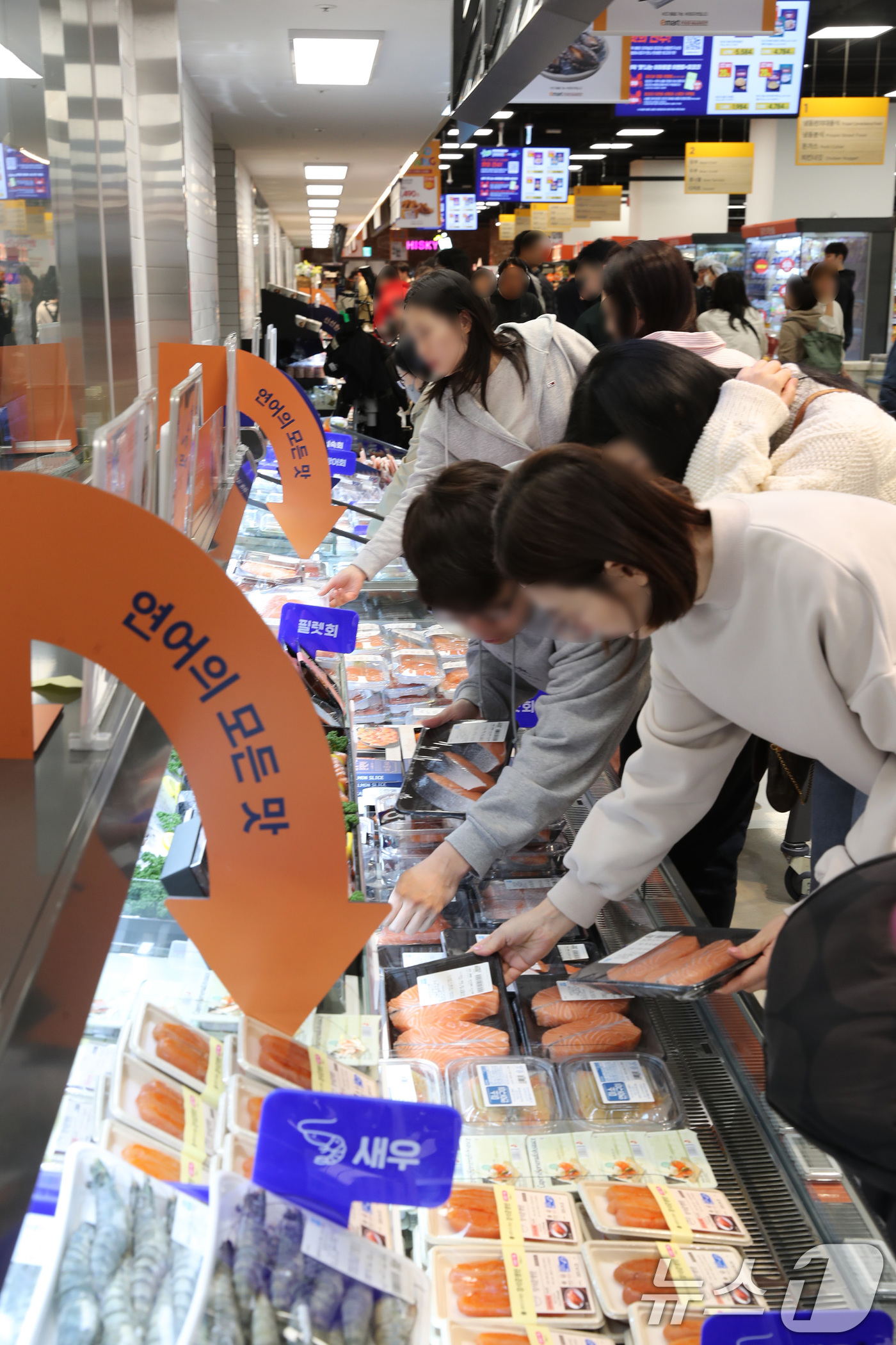 (서울=뉴스1) = 이마트가 17일 서울 강동구 고덕비즈밸리에 한층 진화한 미래형 리테일 매장 '이마트 푸드마켓 고덕점'을 그랜드 오픈했다고 밝혔다.사진은 이마트 푸드마켓 고덕점에 …