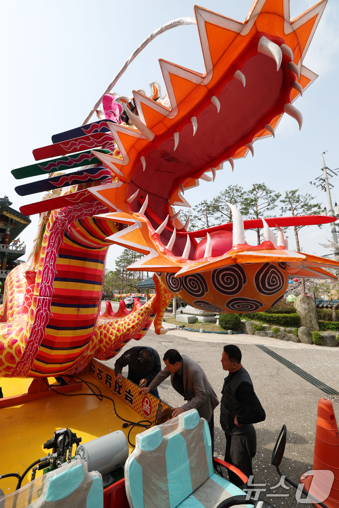 (수원=뉴스1) 김영운 기자 = 2025 수원 연등회를 이틀 앞둔 17일 오전 경기 수원시 장안구 용광사에서 관계자가 연등 행렬에 사용할 장엄등을 점검하고 있다. 2025.4.17 …