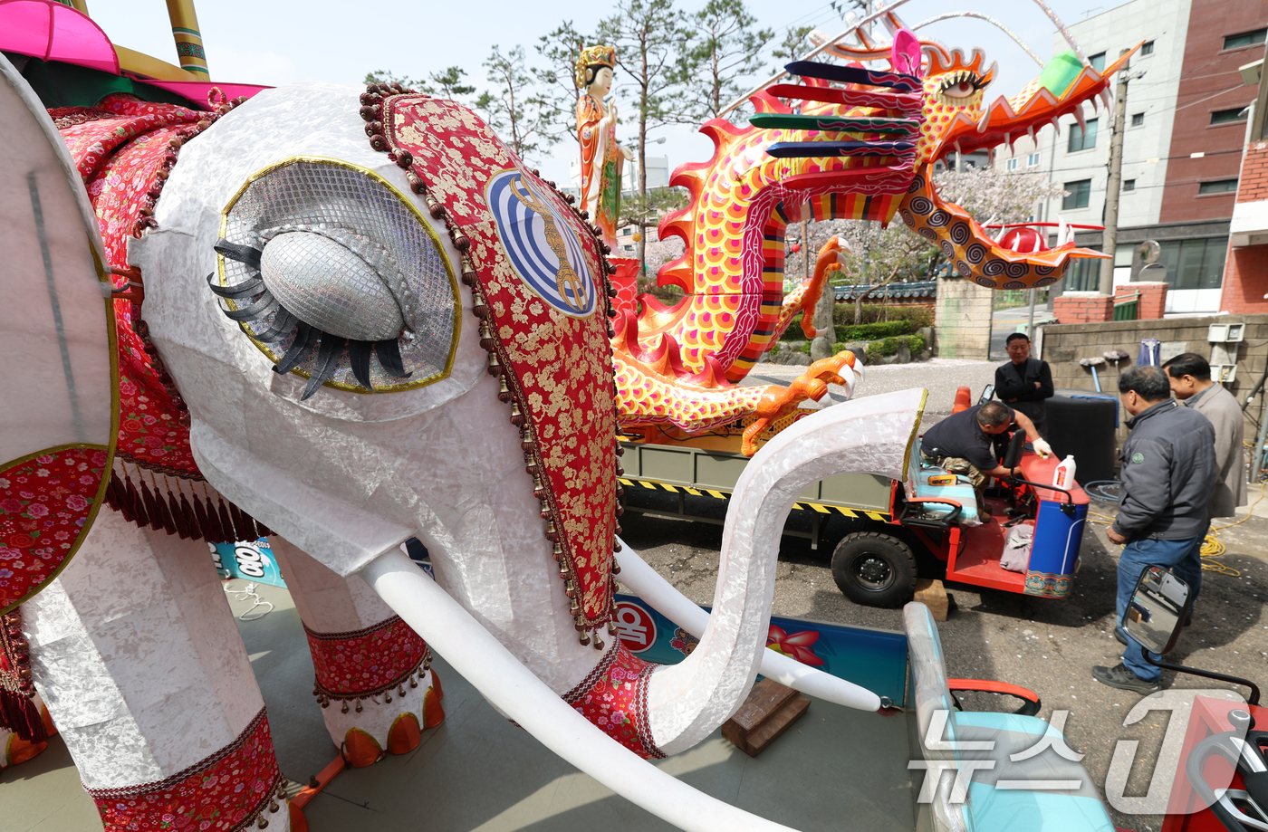 (수원=뉴스1) 김영운 기자 = 2025 수원 연등회를 이틀 앞둔 17일 오전 경기 수원시 장안구 용광사에서 관계자가 연등 행렬에 사용할 장엄등을 점검하고 있다. 2025.4.17 …