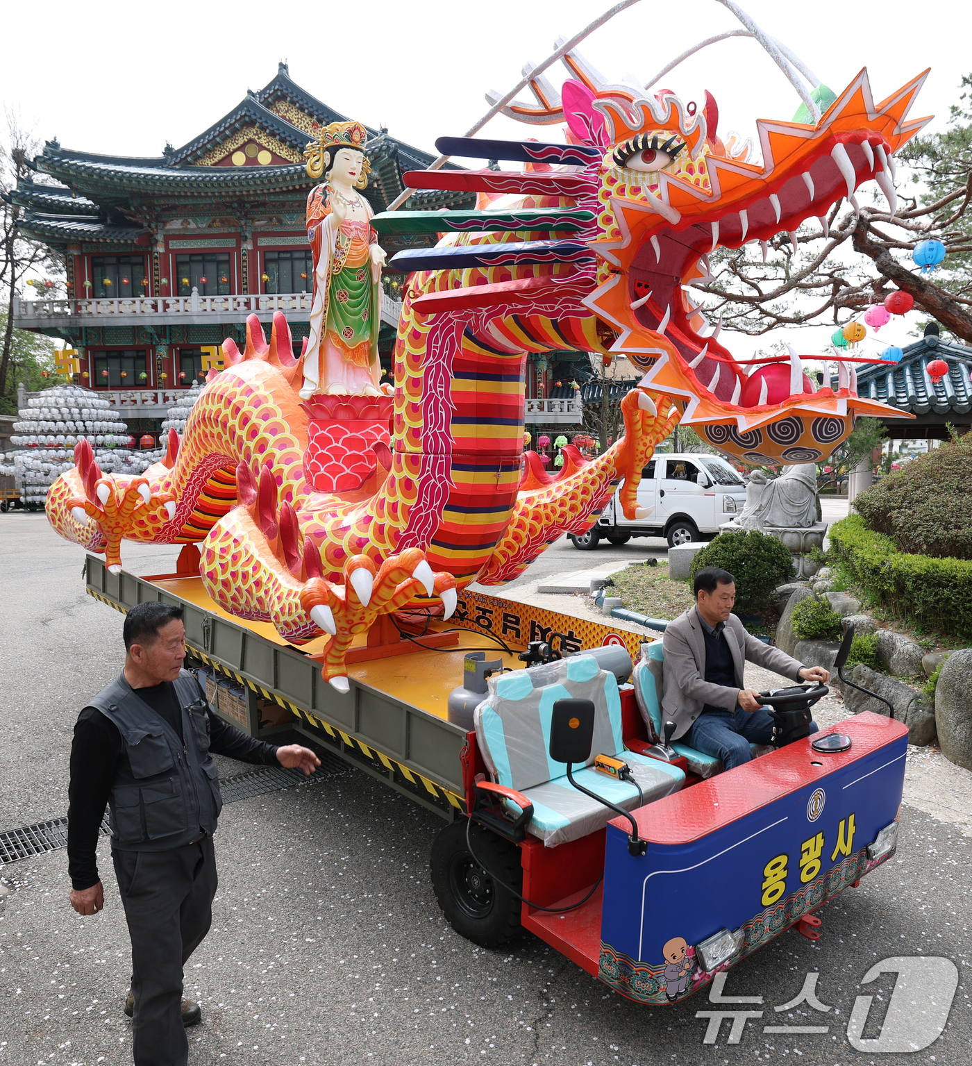 (수원=뉴스1) 김영운 기자 = 2025 수원 연등회를 이틀 앞둔 17일 오전 경기 수원시 장안구 용광사에서 관계자가 연등 행렬에 사용할 장엄등을 점검하고 있다. 2025.4.17 …