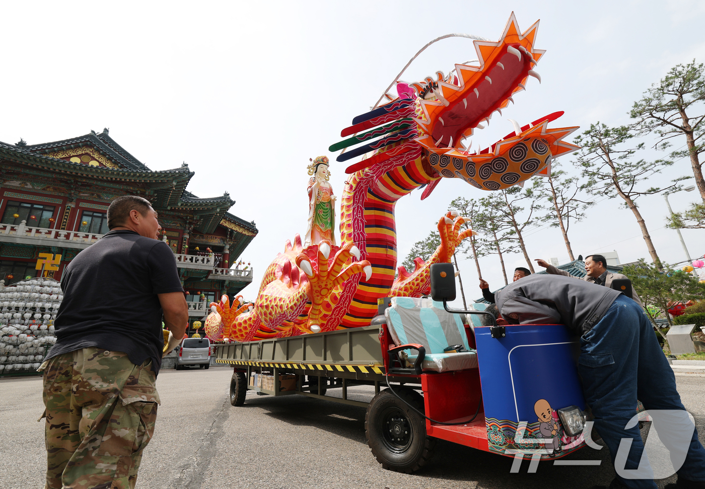 (수원=뉴스1) 김영운 기자 = 2025 수원 연등회를 이틀 앞둔 17일 오전 경기 수원시 장안구 용광사에서 관계자가 연등 행렬에 사용할 장엄등을 점검하고 있다. 2025.4.17 …