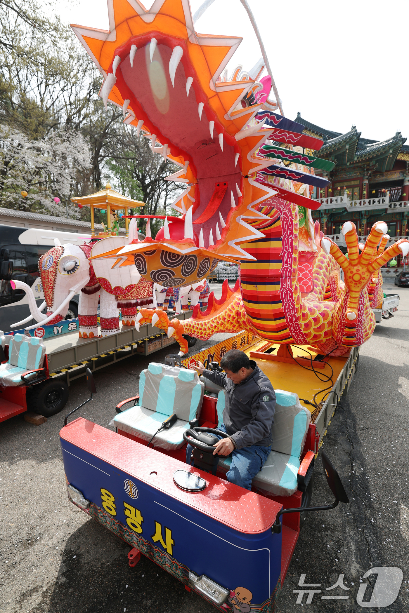 (수원=뉴스1) 김영운 기자 = 2025 수원 연등회를 이틀 앞둔 17일 오전 경기 수원시 장안구 용광사에서 관계자가 연등 행렬에 사용할 장엄등을 점검하고 있다. 2025.4.17 …
