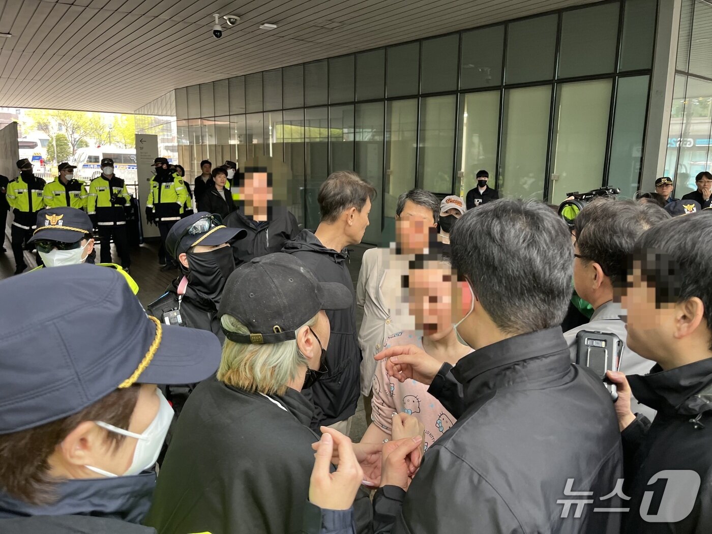 본문 이미지 - 17일 오전 서울 성북구청 앞에서 미아리 성노동자 이주대책위원회가 미아리 텍사스 명도집행 단행에 반발하고 있다. 2025.4.17/뉴스1 ⓒ News1 김종훈 기자