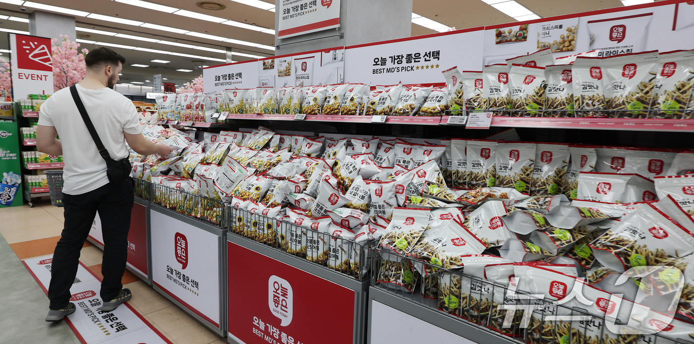 (서울=뉴스1) 박지혜 기자 = 17일 서울 롯데마트 서울역점에 제조사 브랜드(NB)보다 저렴한 자체 브랜드(PB) 상품이 진열돼 있다.경기 침체와 고물가 기조가 지속되면서 유통업 …