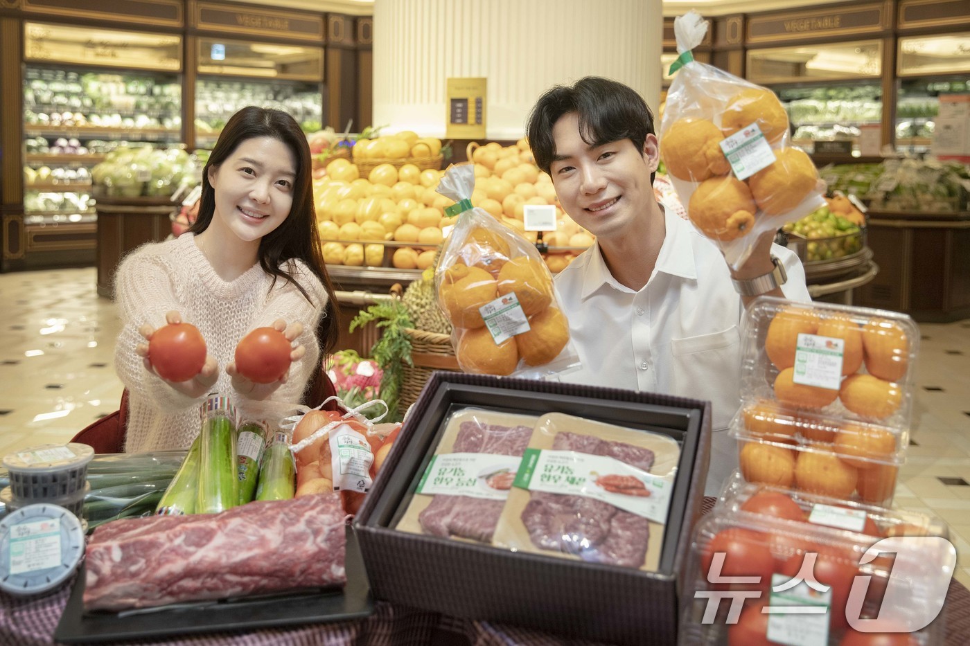 (서울=뉴스1) = 신세계백화점이 오는 22일 지구의 날을 맞아, 친환경 신선식품 소비 촉진을 위한 신선식품 할인 행사를 이달 24일까지 진행한다고 17일 밝혔다.모델들이 제품을 …