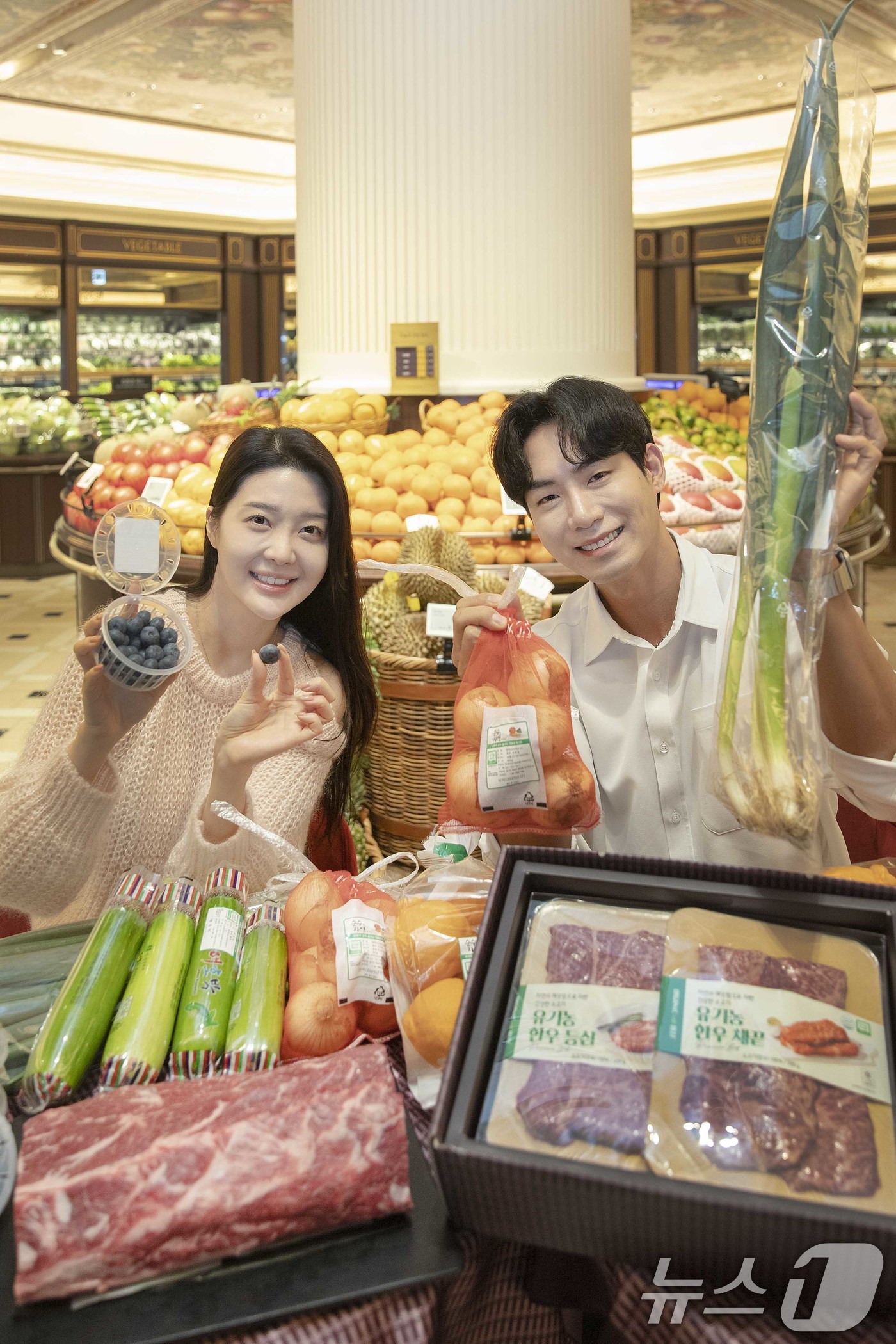 (서울=뉴스1) = 신세계백화점이 오는 22일 지구의 날을 맞아, 친환경 신선식품 소비 촉진을 위한 신선식품 할인 행사를 이달 24일까지 진행한다고 17일 밝혔다.모델들이 제품을 …